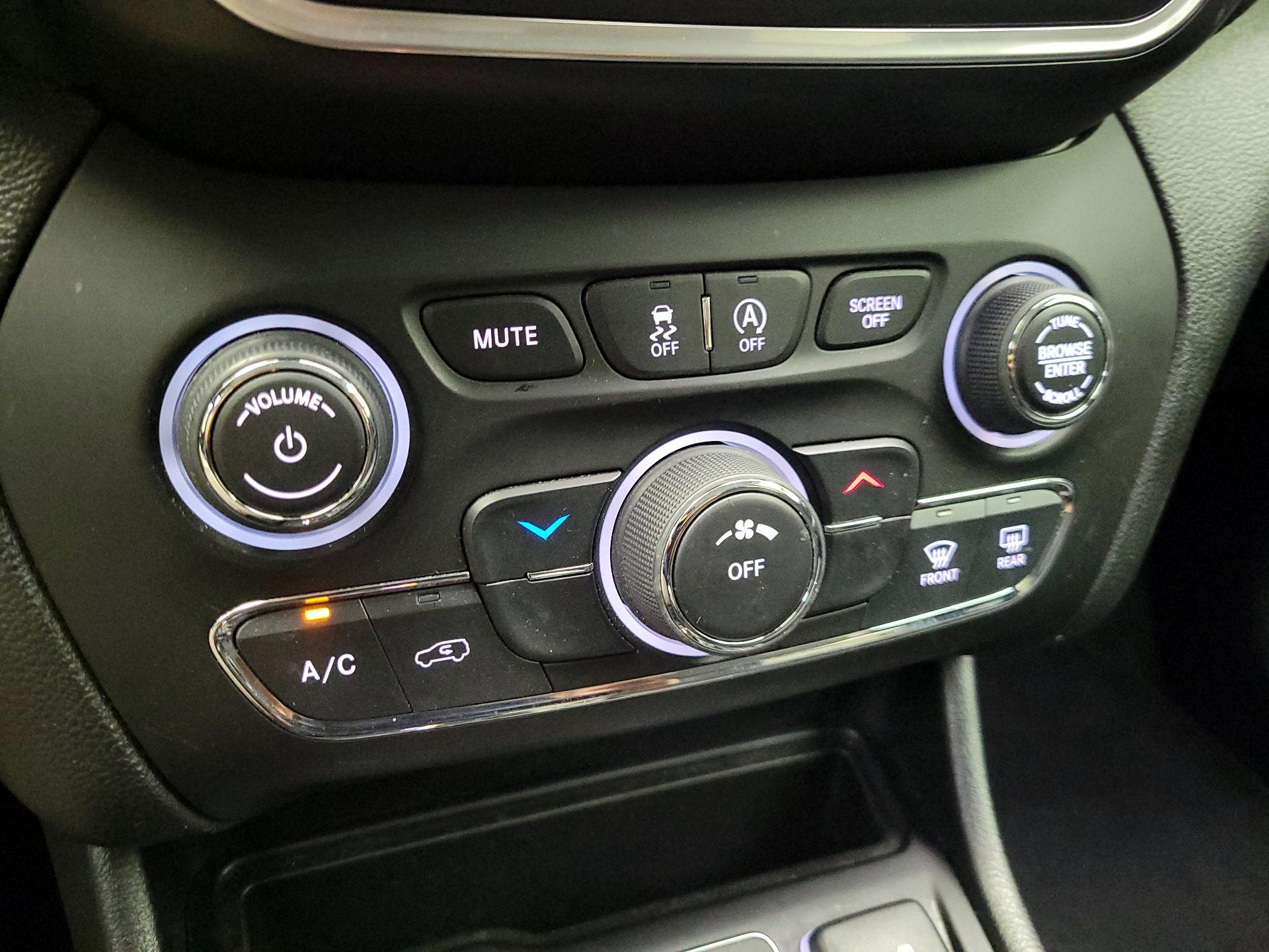 Thumbnail: 2021 Jeep Cherokee - 16
