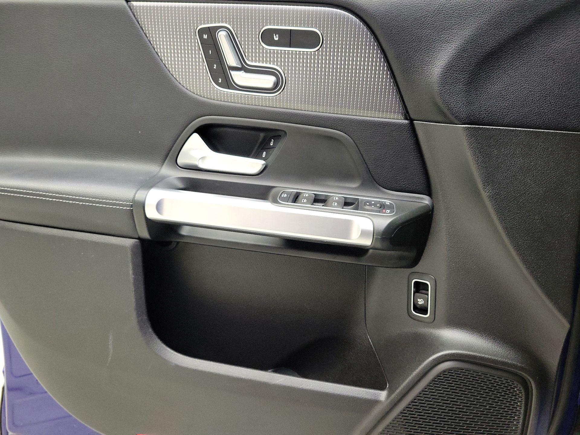 Thumbnail: 2020 Mercedes-Benz GLB - 12