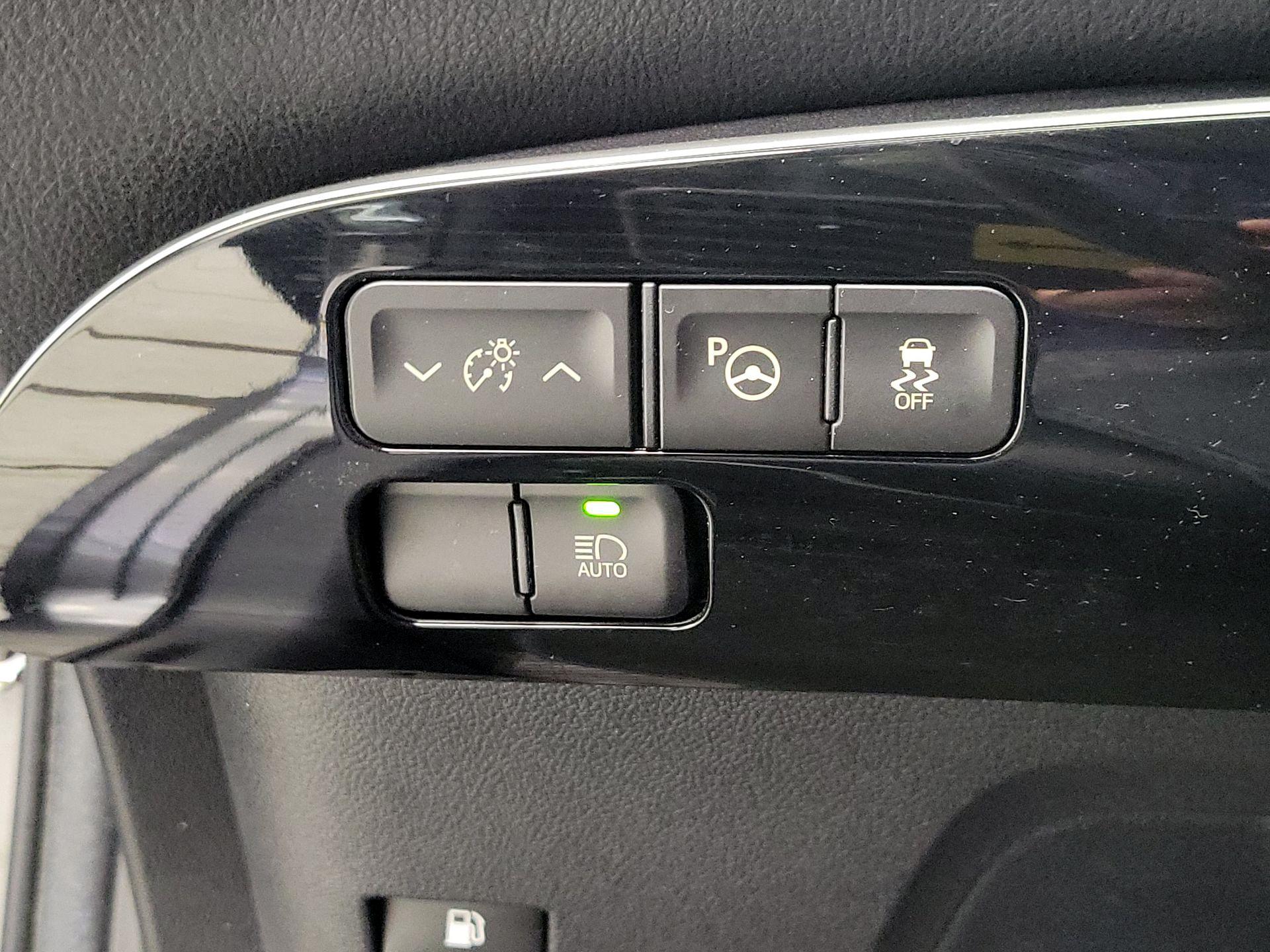 Thumbnail: 2016 Toyota Prius - 13