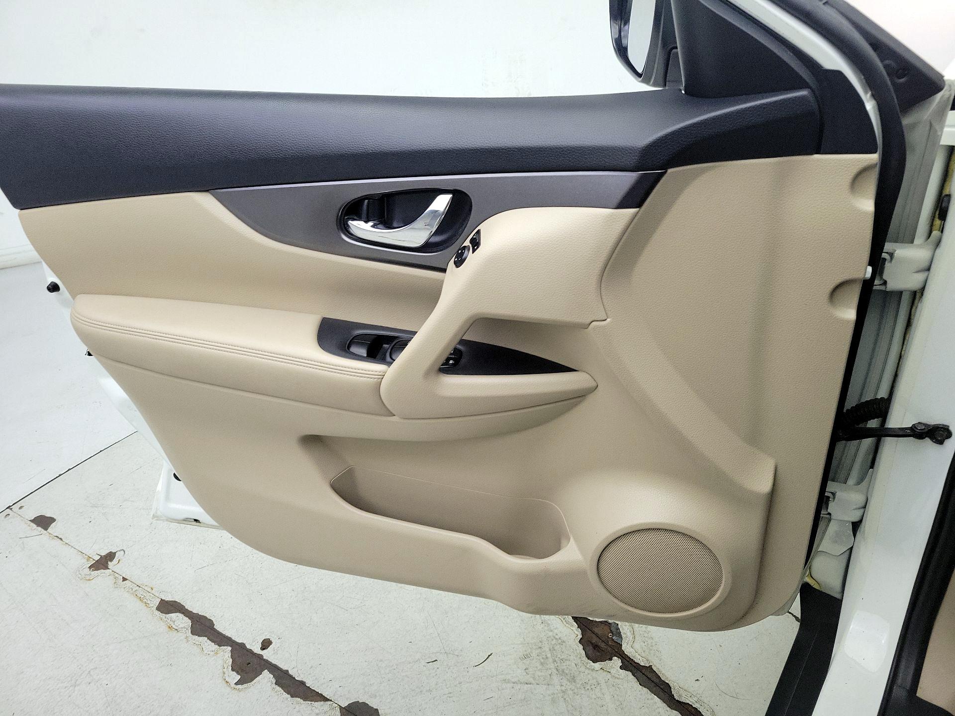 Thumbnail: 2016 Nissan Rogue - 12