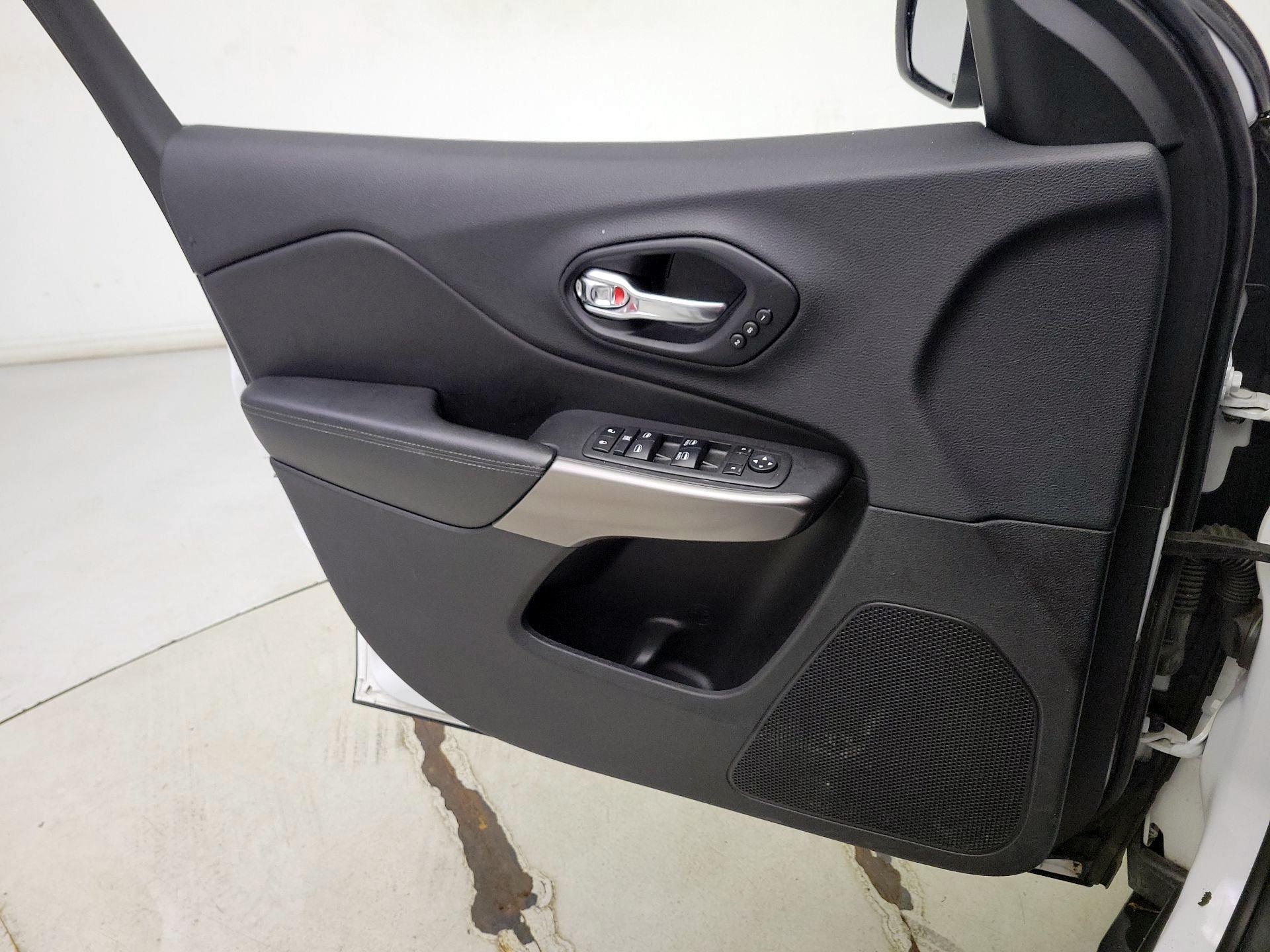 Thumbnail: 2019 Jeep Cherokee - 12