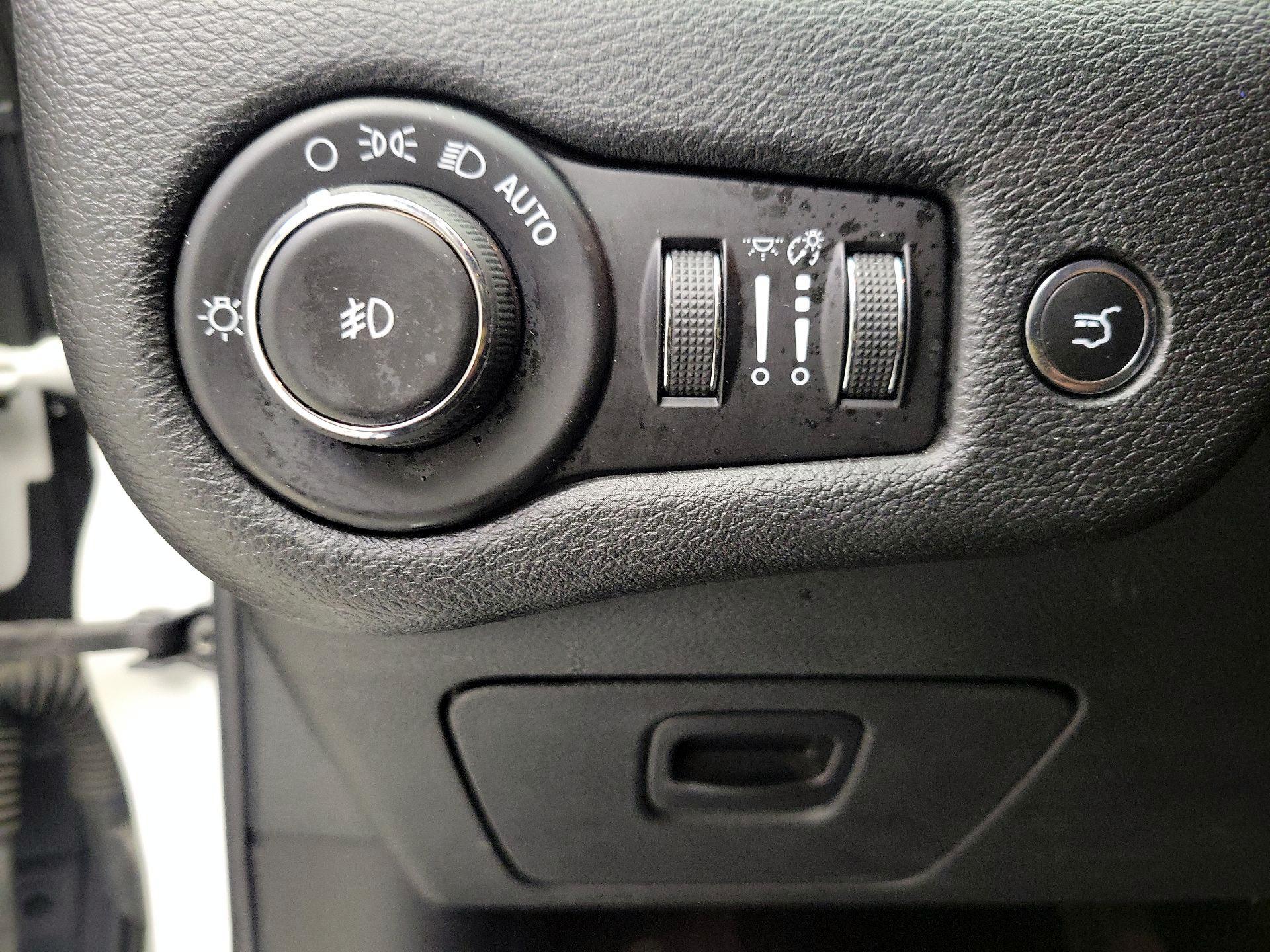 Thumbnail: 2019 Jeep Cherokee - 13