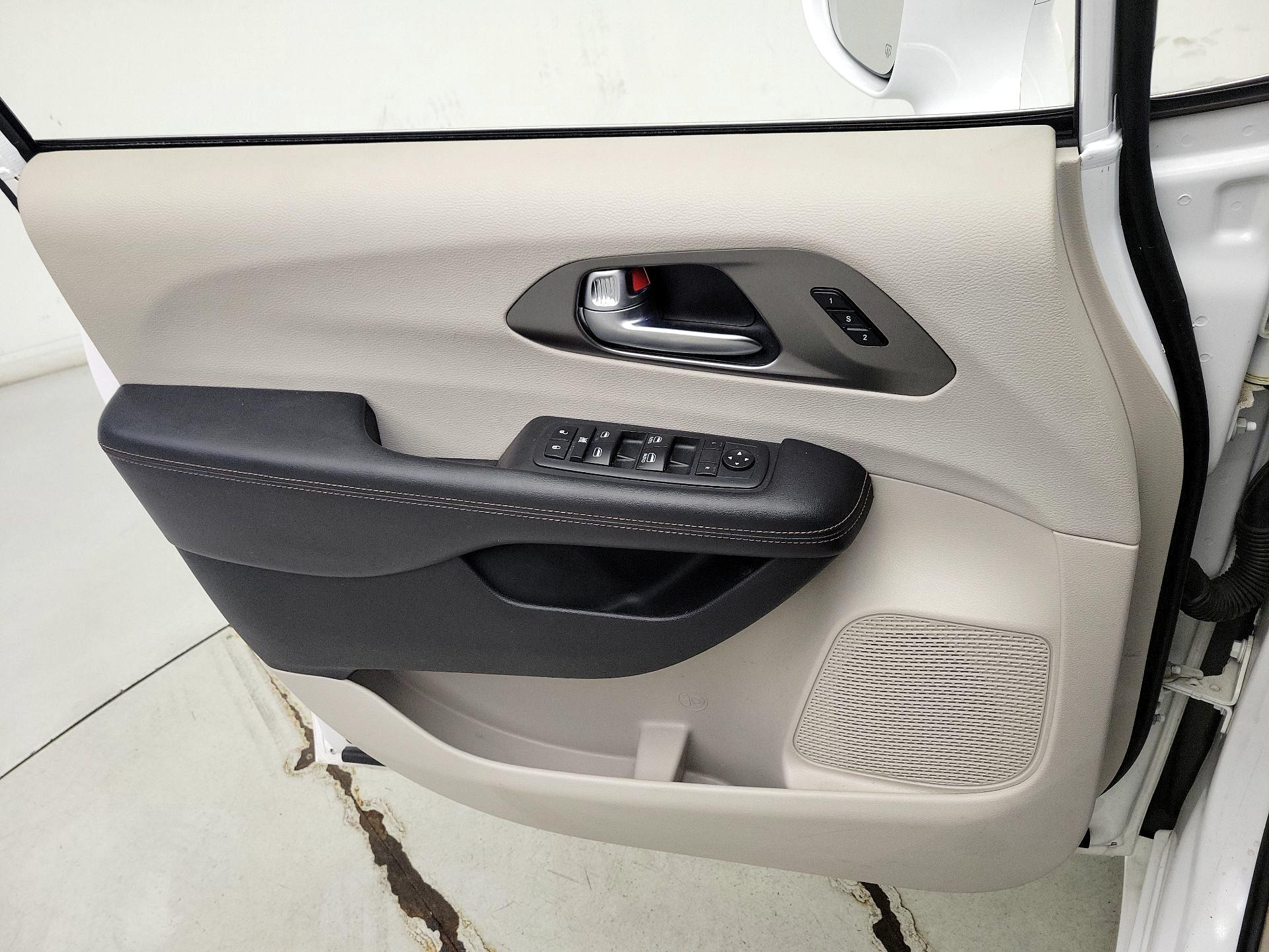 Thumbnail: 2020 Chrysler Pacifica - 12