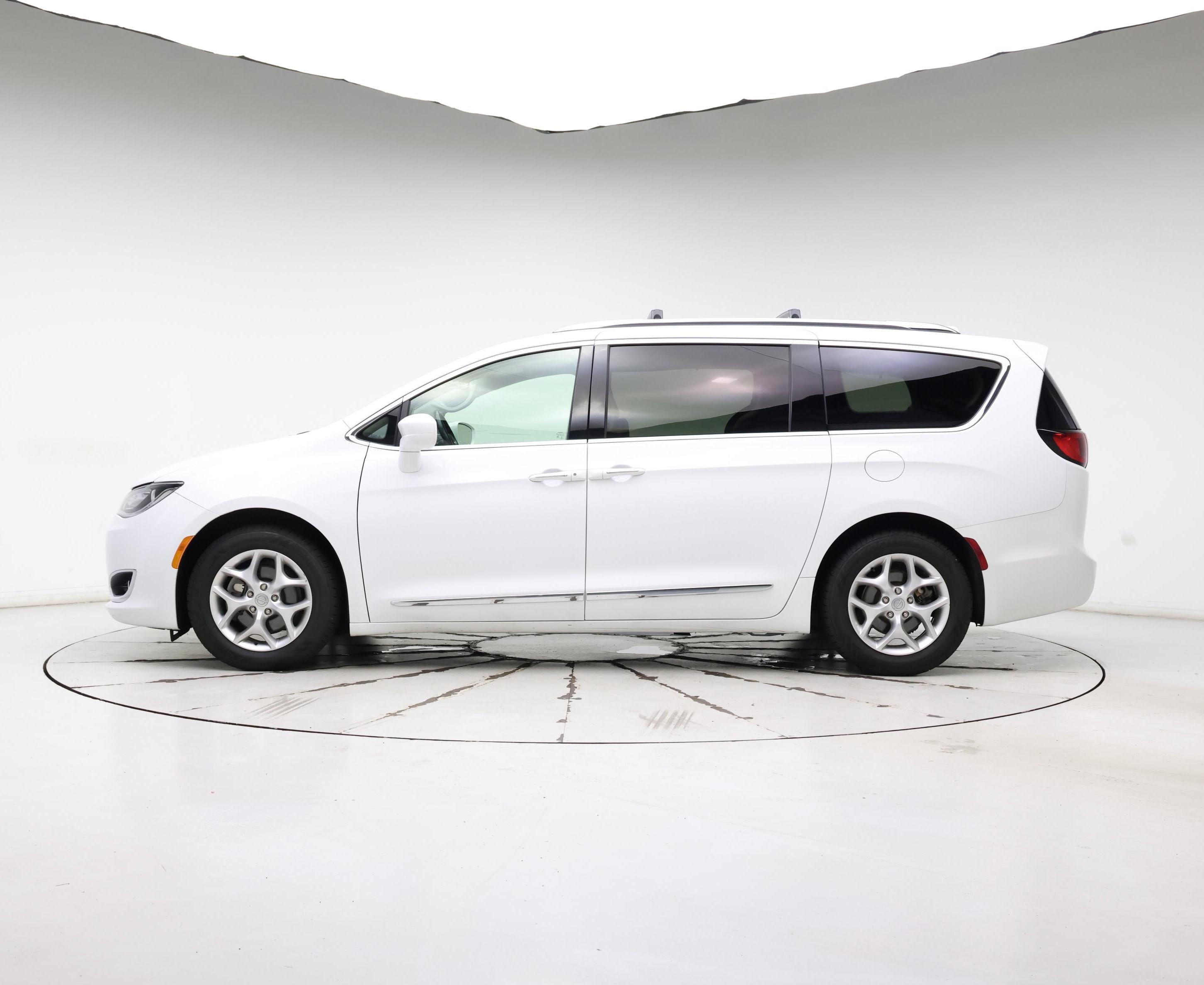 Thumbnail: 2020 Chrysler Pacifica - 3