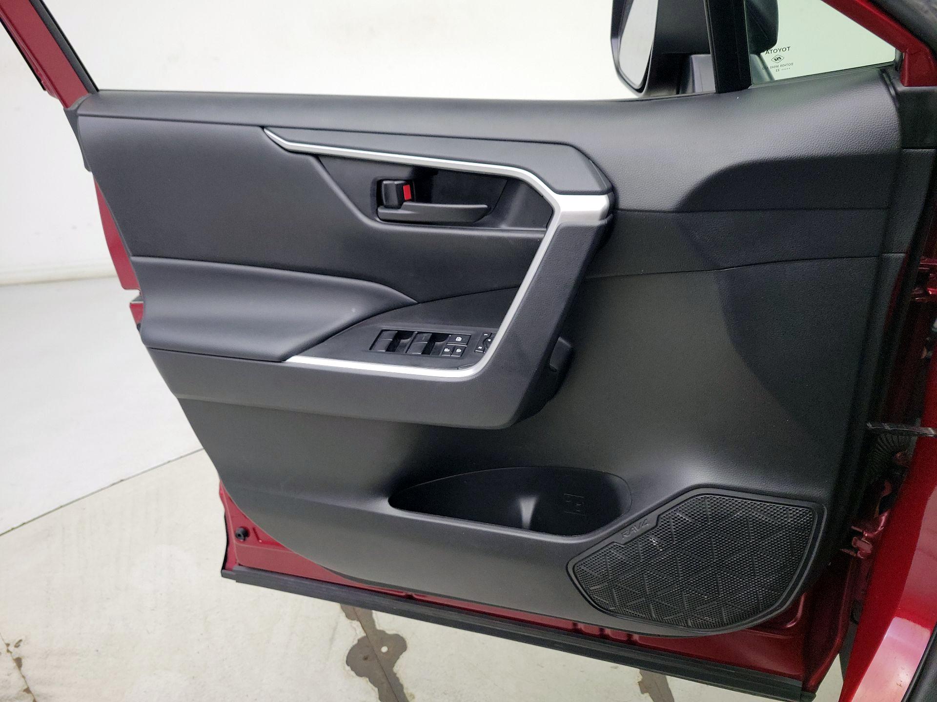 Thumbnail: 2022 Toyota RAV4 - 12