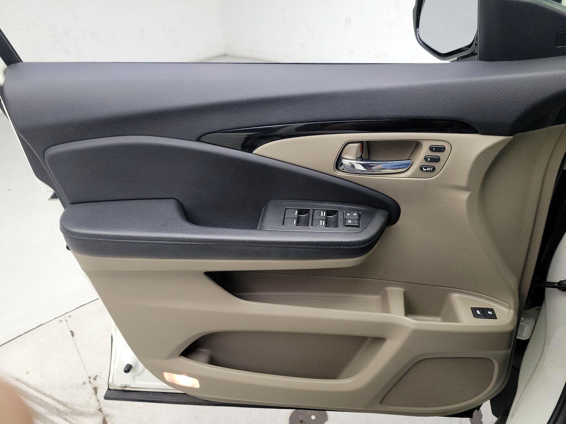 Thumbnail: 2019 Honda Pilot - 12