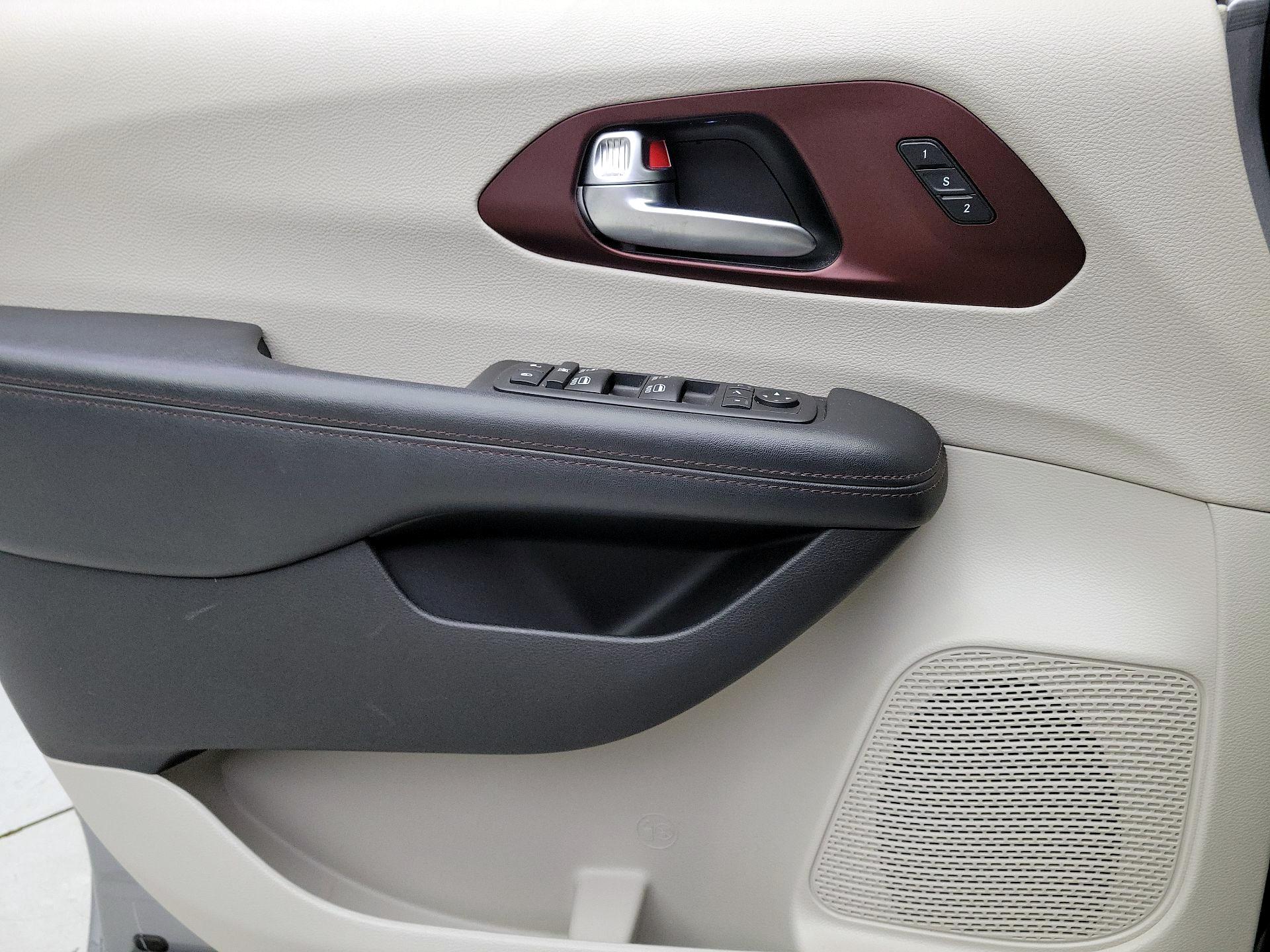 Thumbnail: 2019 Chrysler Pacifica - 12