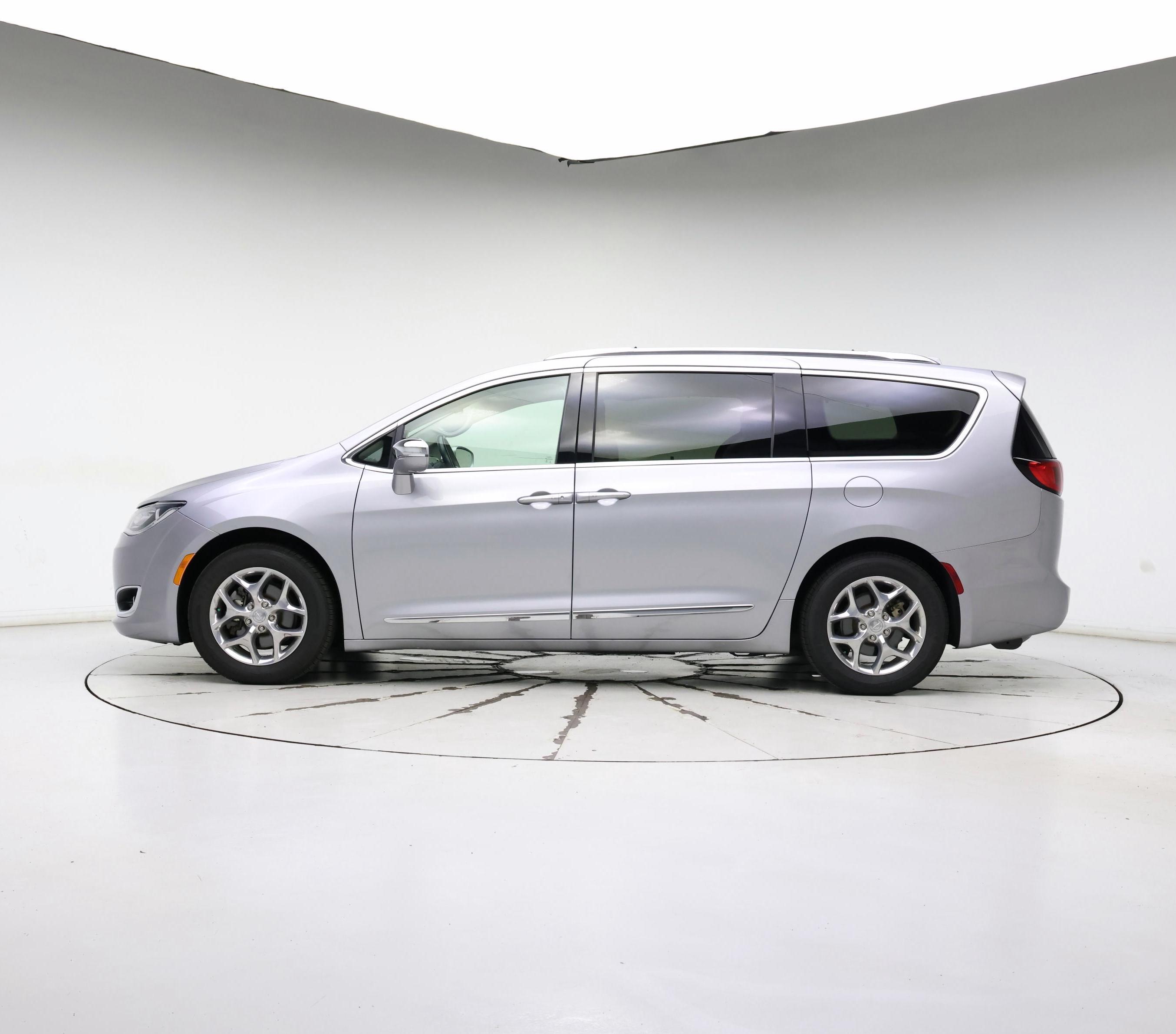 Thumbnail: 2019 Chrysler Pacifica - 3