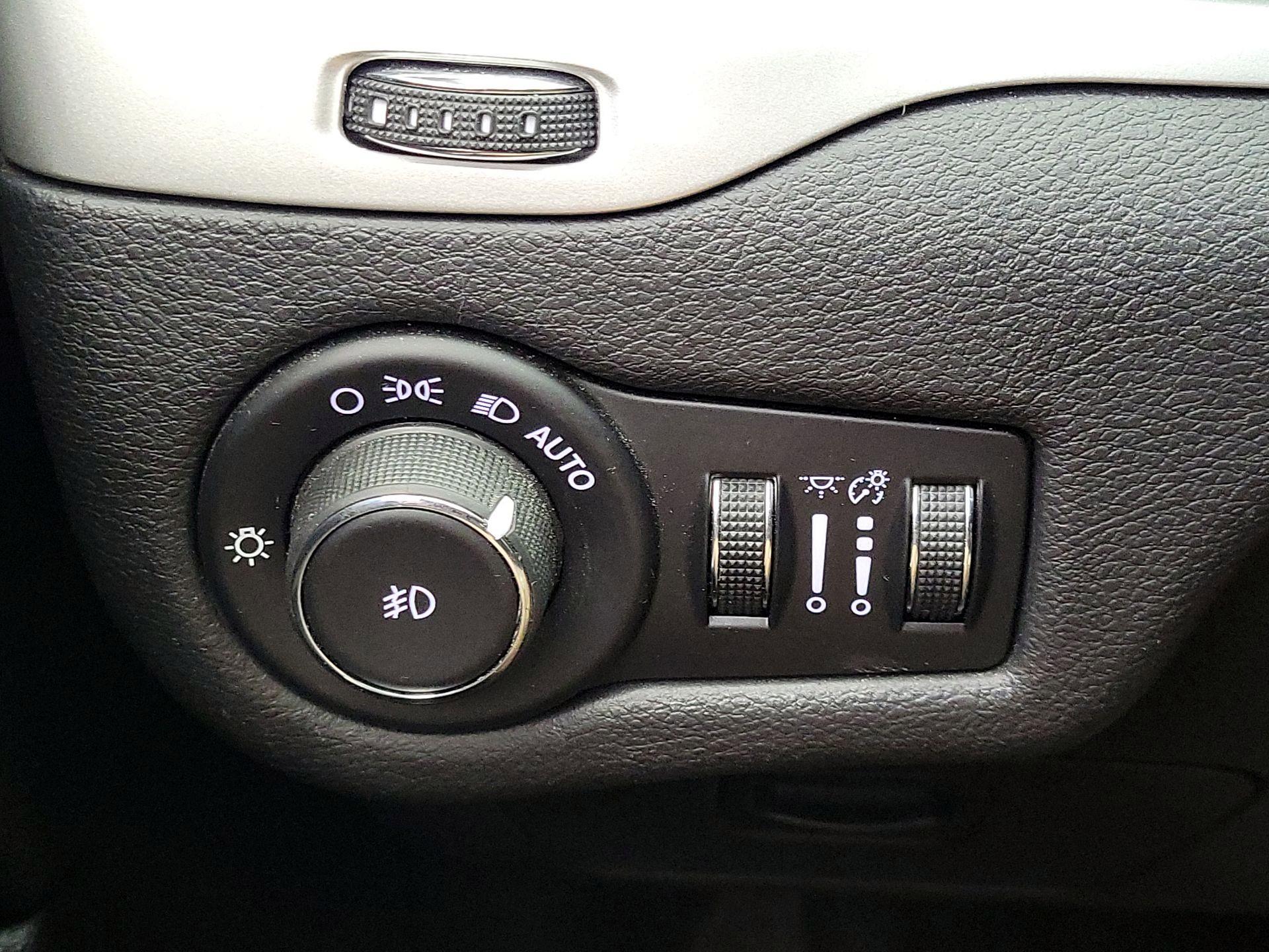 Thumbnail: 2017 Jeep Cherokee - 13