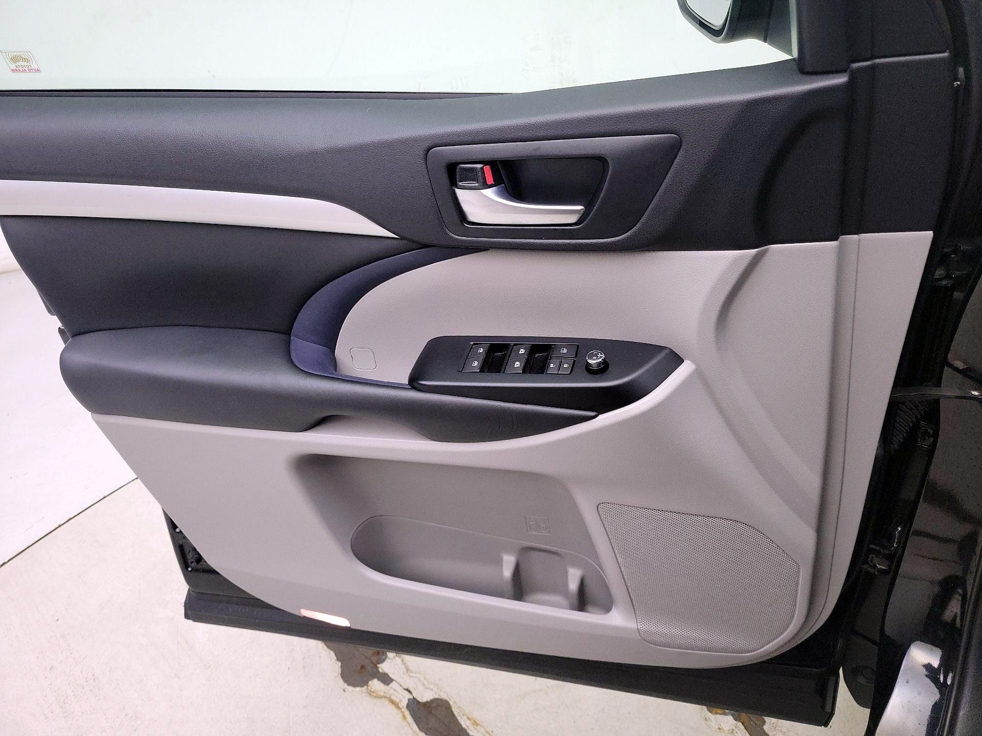 Thumbnail: 2019 Toyota Highlander - 12