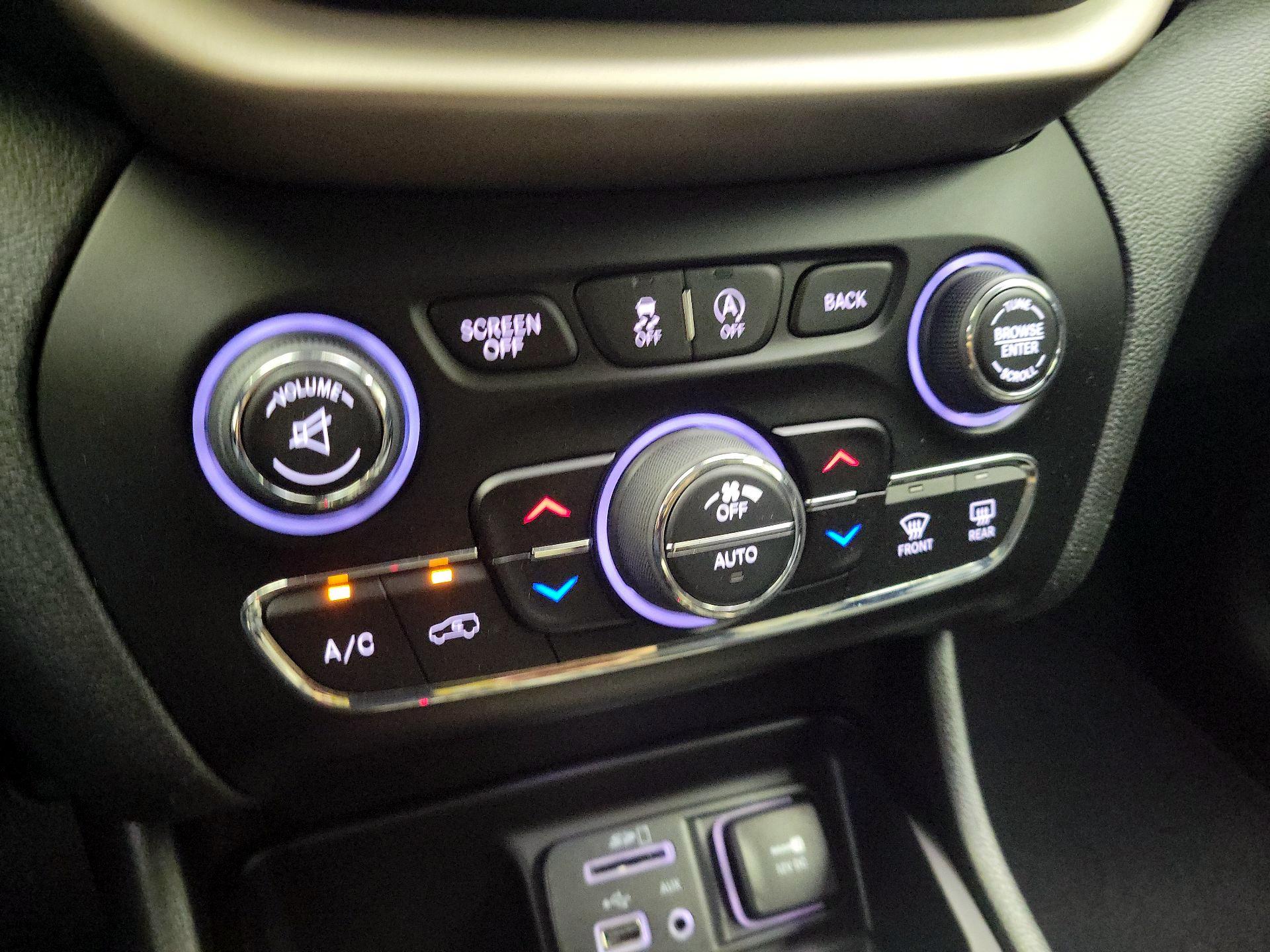 Thumbnail: 2015 Jeep Cherokee - 17