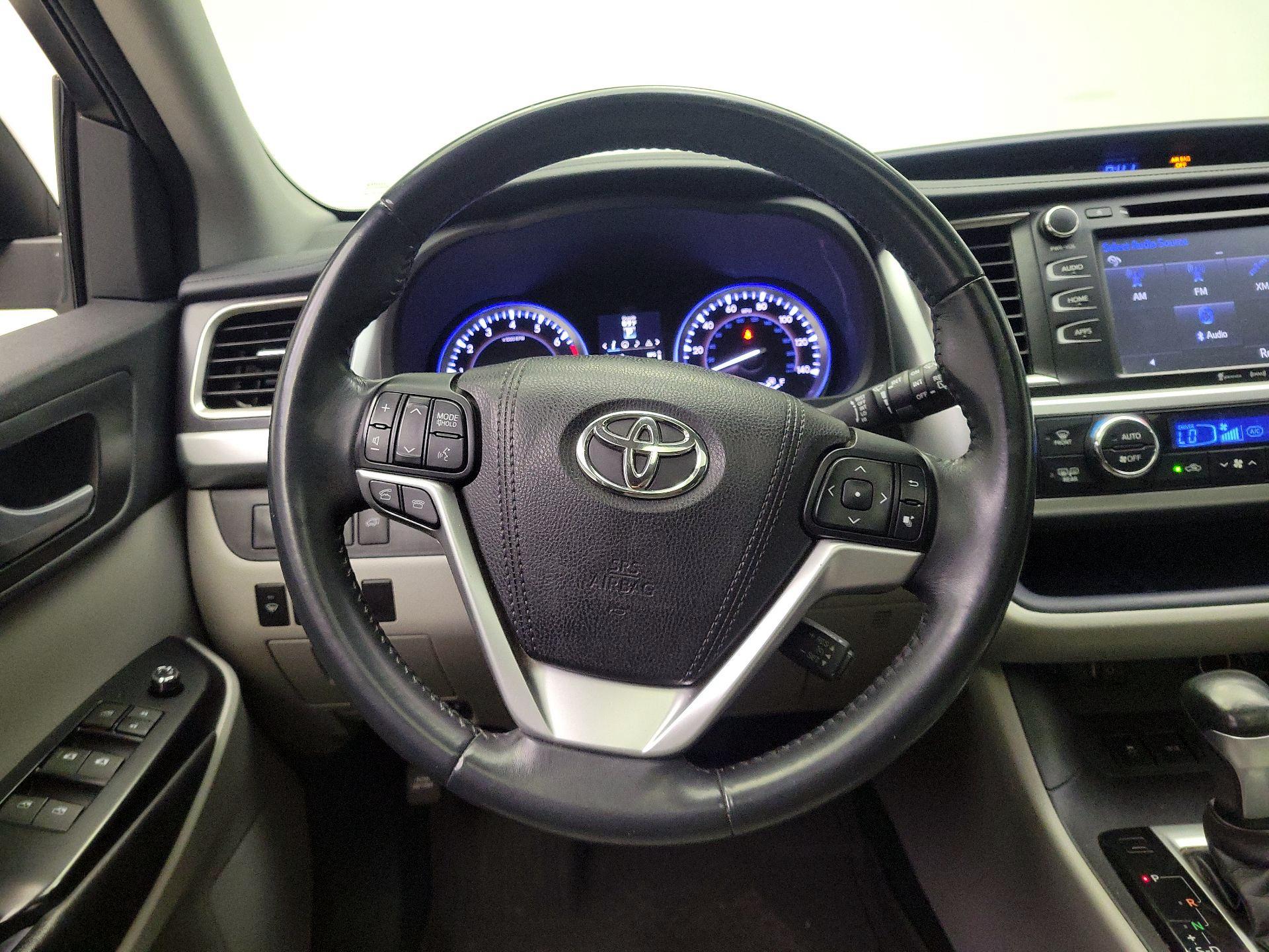 Thumbnail: 2016 Toyota Highlander - 10