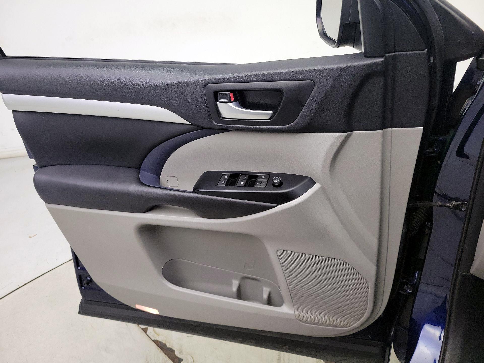 Thumbnail: 2016 Toyota Highlander - 12