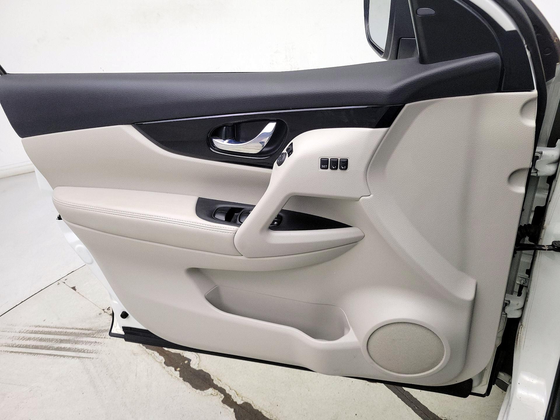Thumbnail: 2021 Nissan Rogue Sport - 12