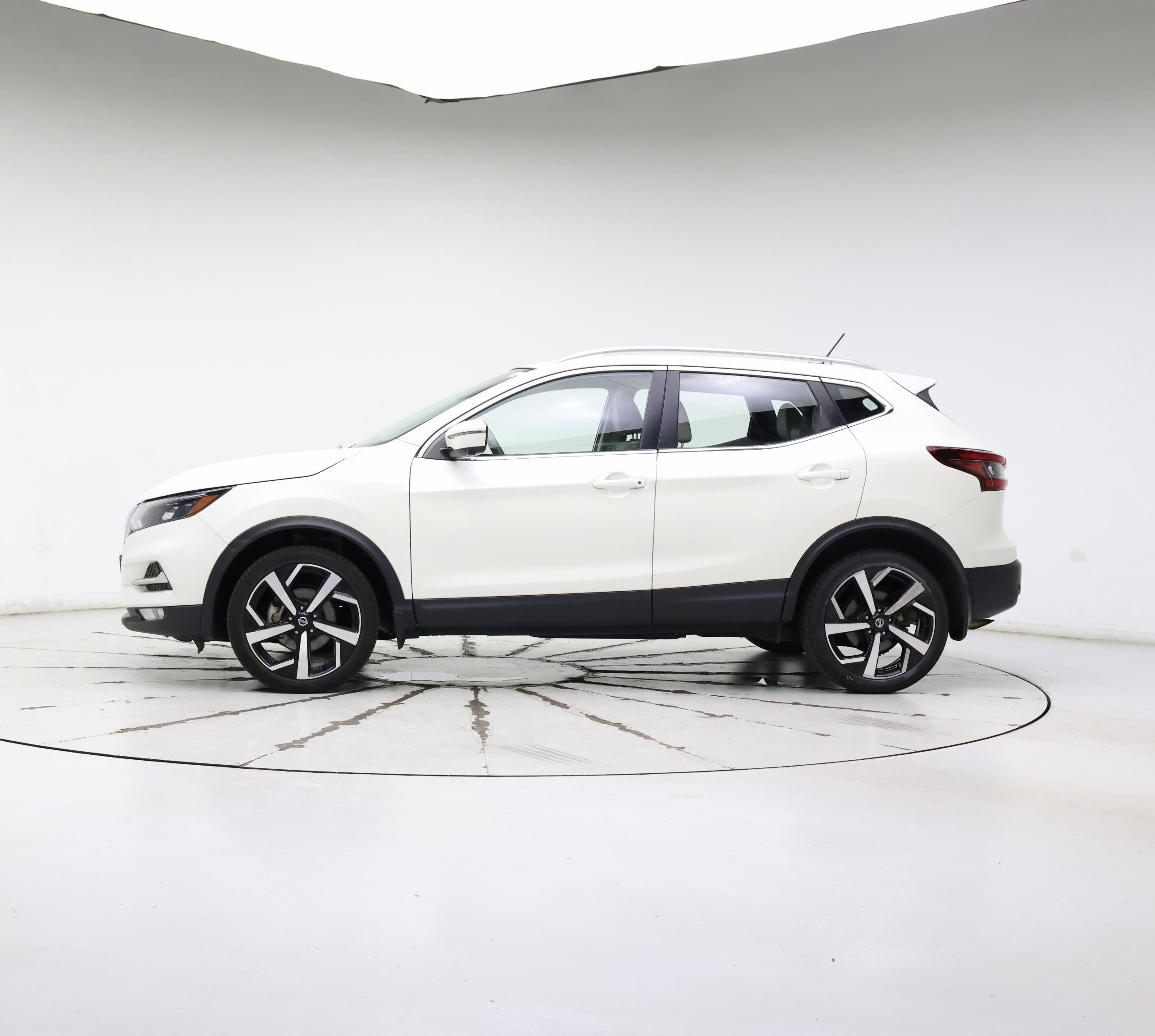 Thumbnail: 2021 Nissan Rogue Sport - 3