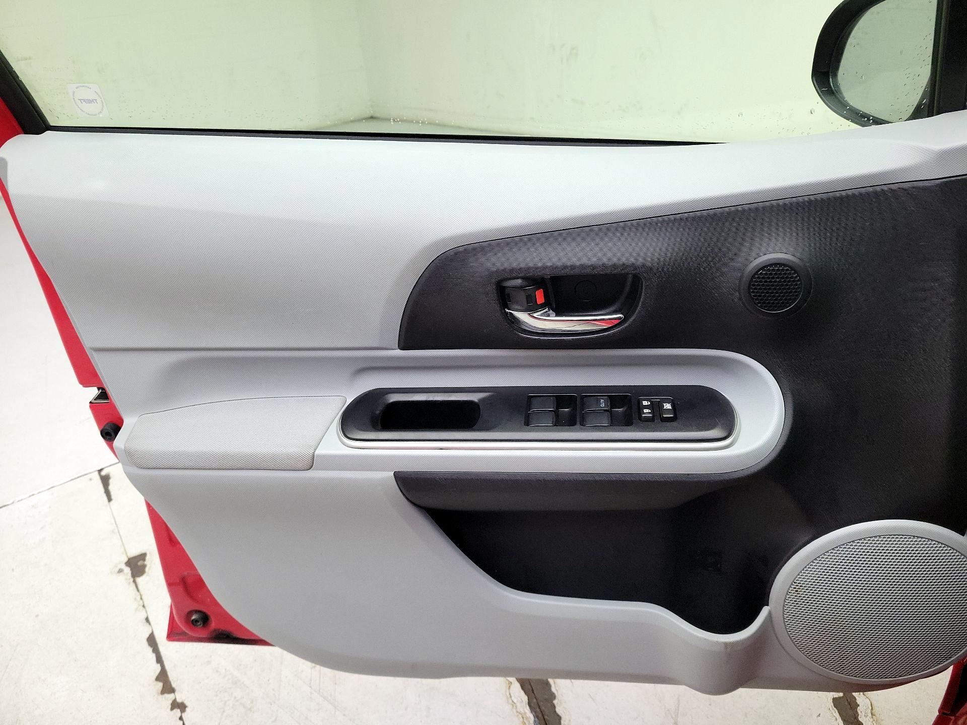 Thumbnail: 2014 Toyota Prius c - 12