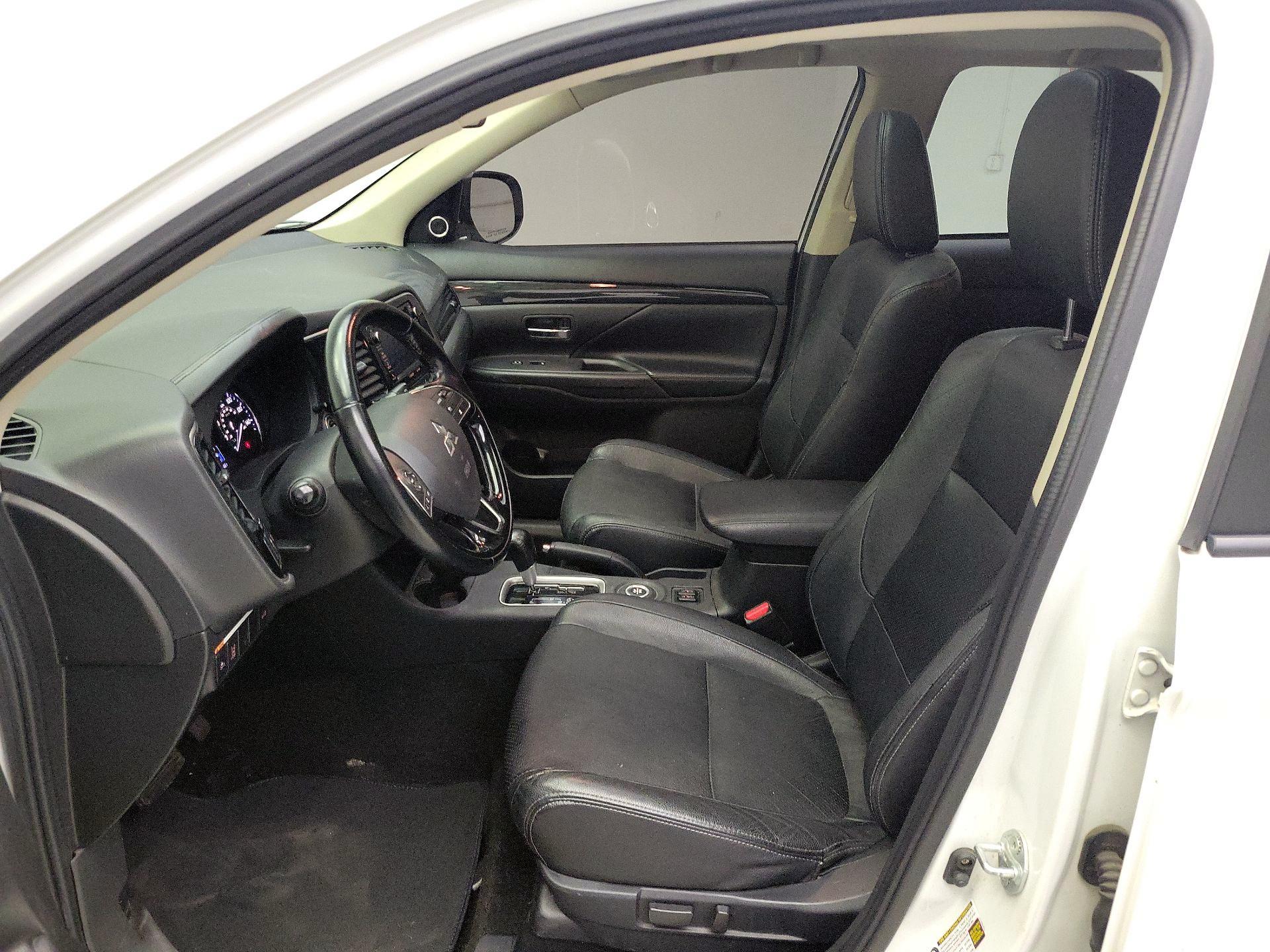 Thumbnail: 2016 Mitsubishi Outlander - 11