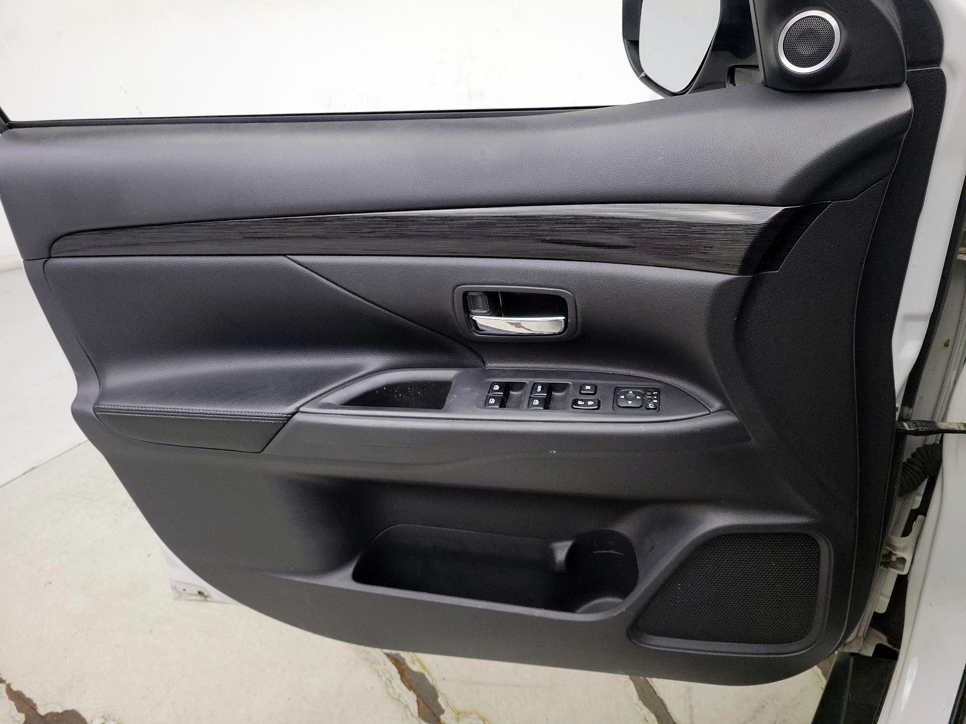 Thumbnail: 2016 Mitsubishi Outlander - 12