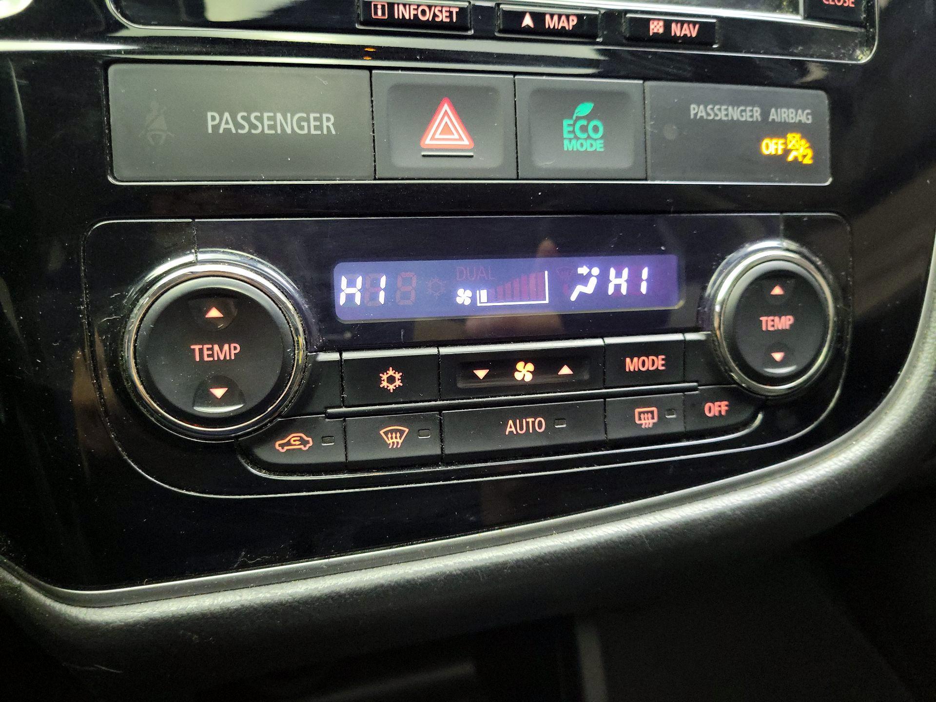 Thumbnail: 2016 Mitsubishi Outlander - 16