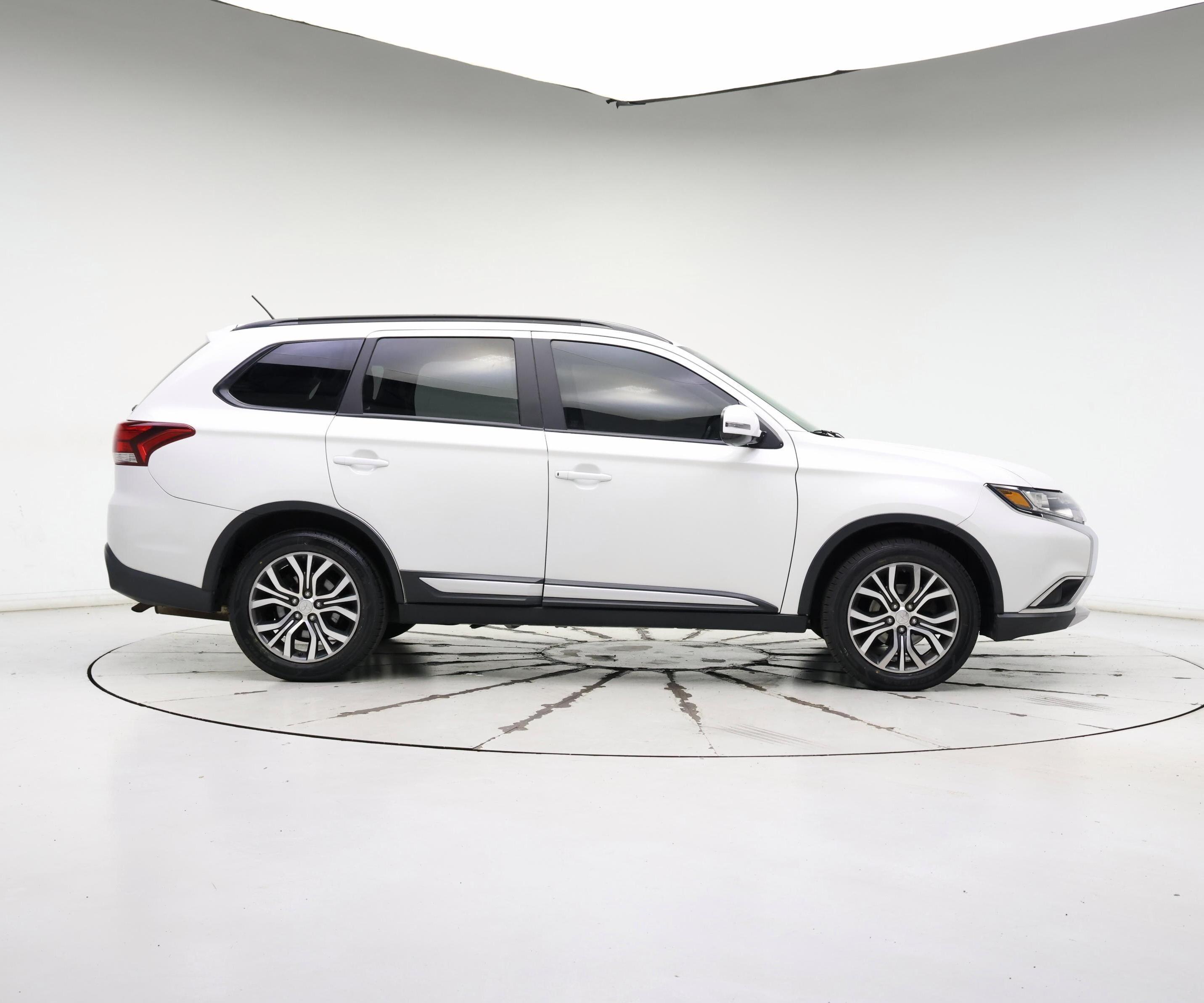 Thumbnail: 2016 Mitsubishi Outlander - 7
