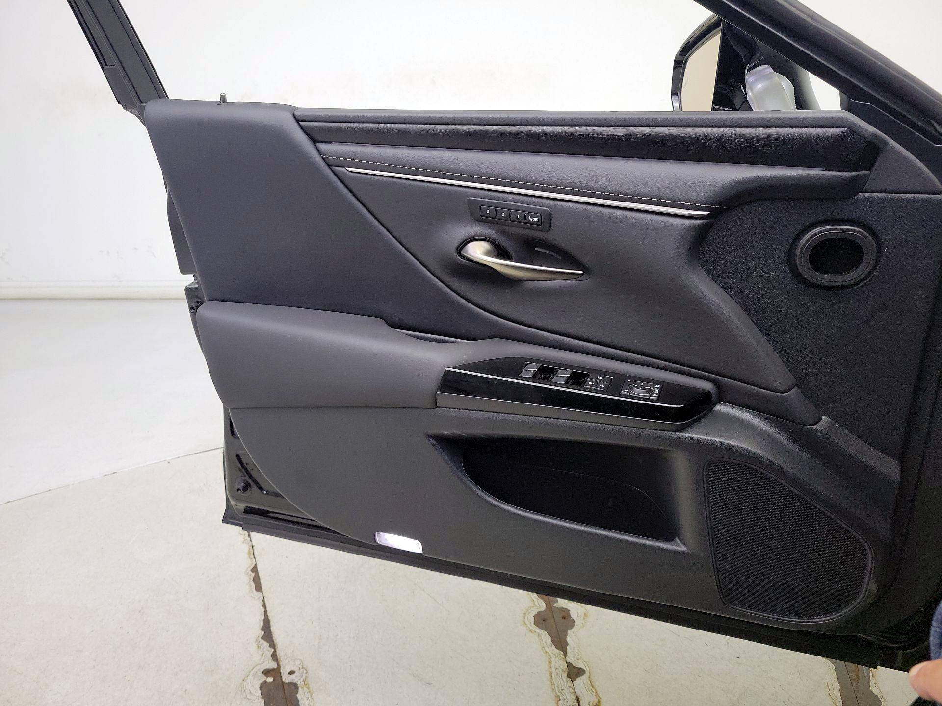 Thumbnail: 2023 Lexus ES - 12