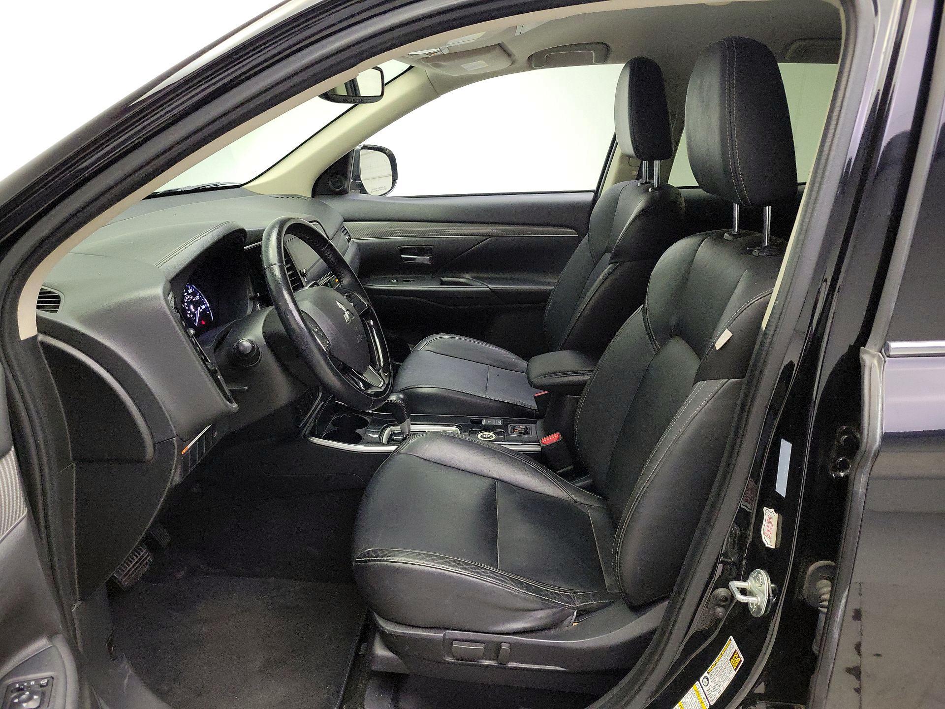 Thumbnail: 2019 Mitsubishi Outlander - 11