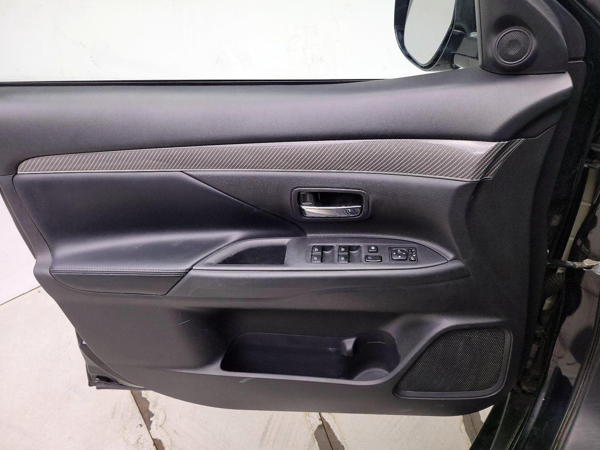 Thumbnail: 2019 Mitsubishi Outlander - 12