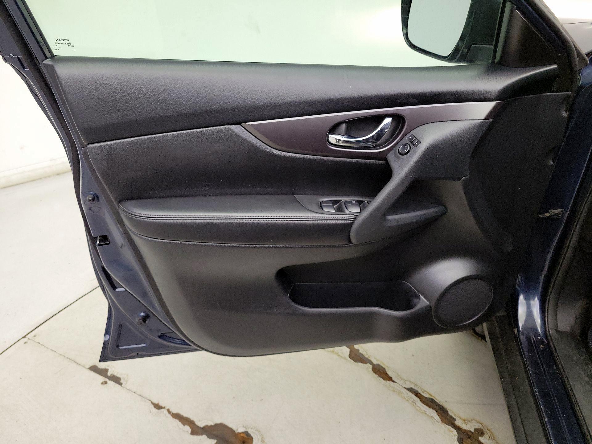 Thumbnail: 2016 Nissan Rogue - 12