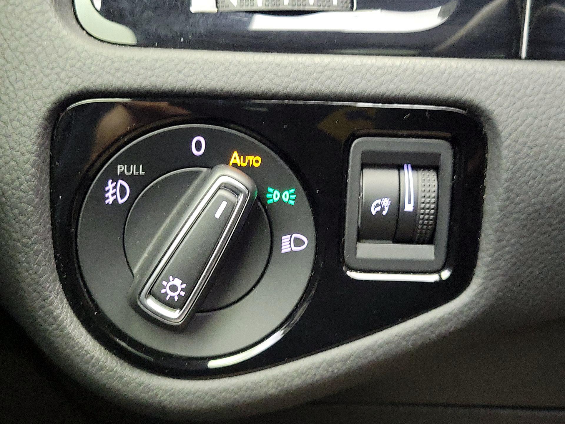 Thumbnail: 2019 Volkswagen Golf - 13