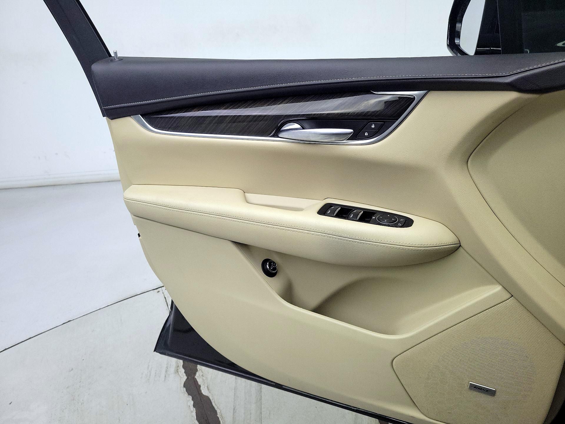 Thumbnail: 2018 Cadillac XT5 - 12