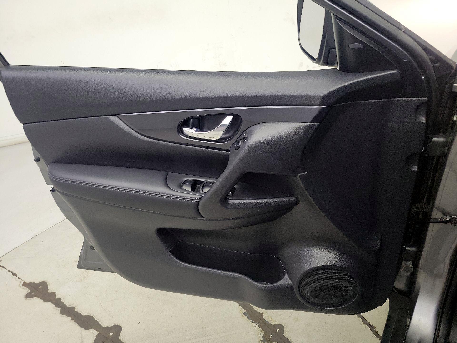 Thumbnail: 2018 Nissan Rogue - 12