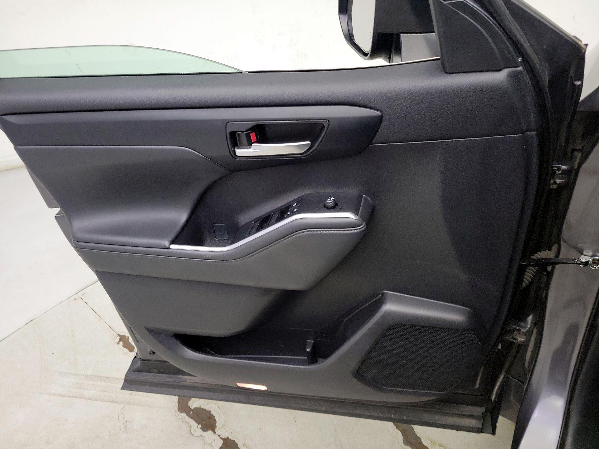 Thumbnail: 2021 Toyota Highlander - 12