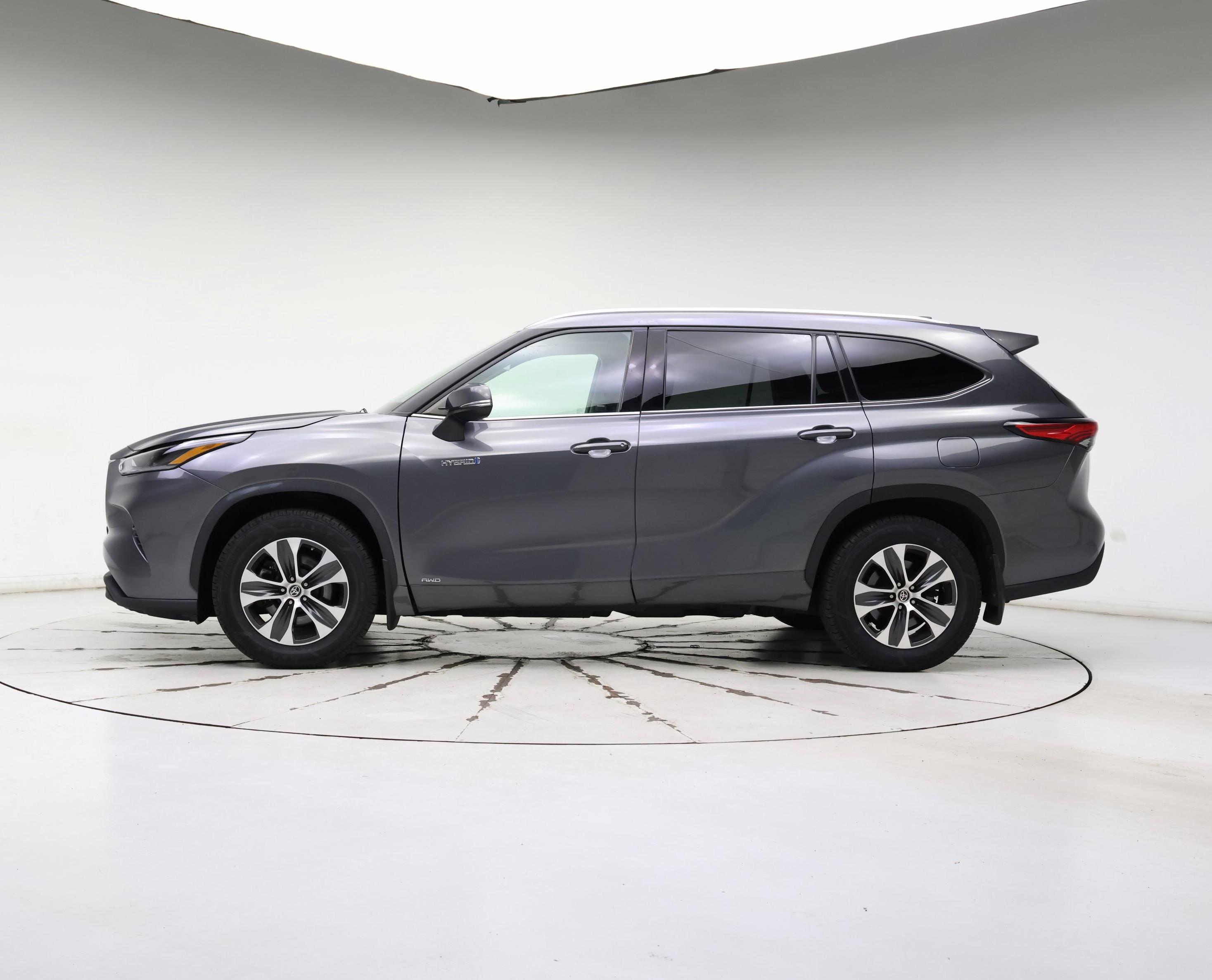 Thumbnail: 2021 Toyota Highlander - 3