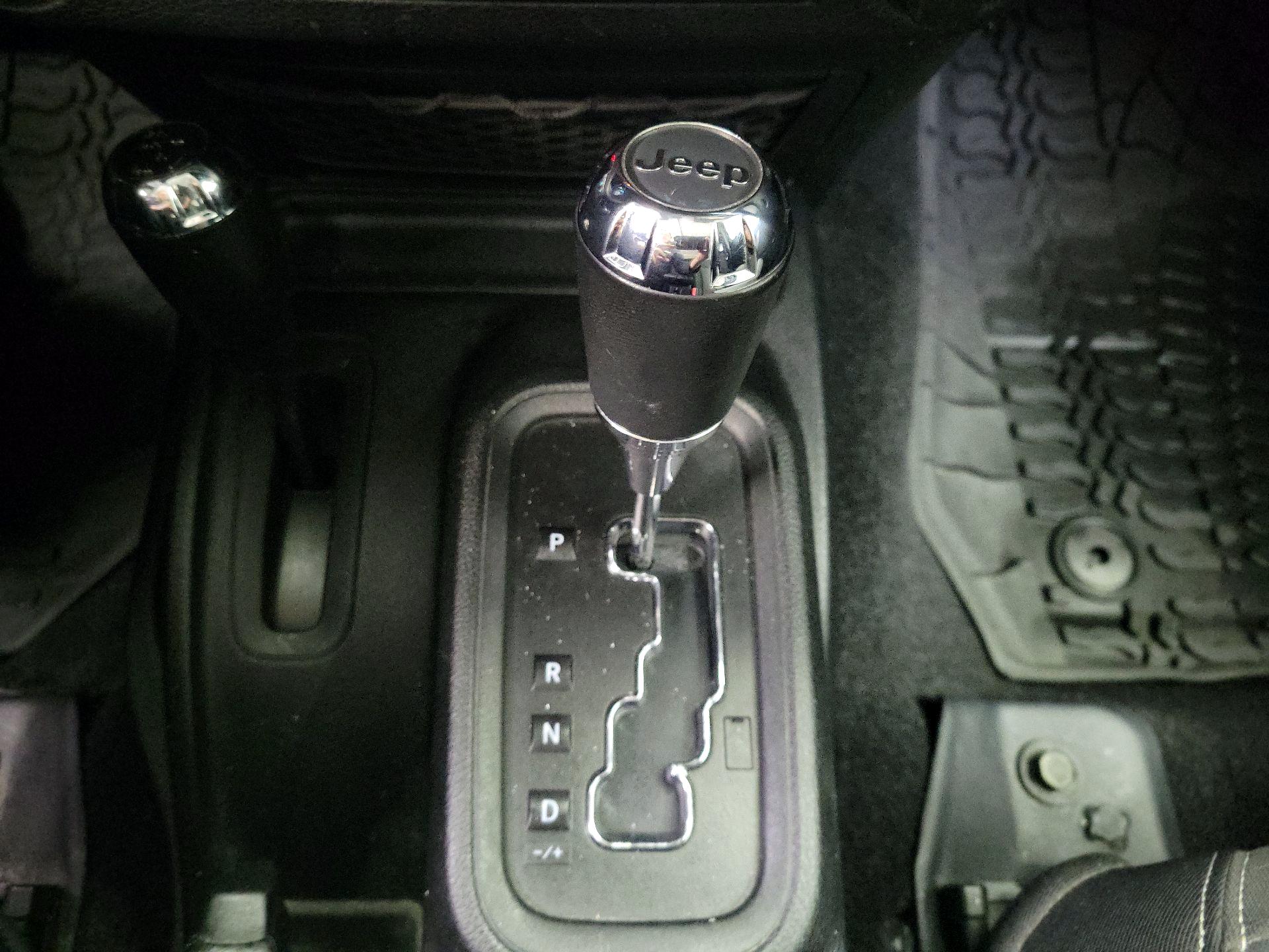 Thumbnail: 2016 Jeep Wrangler - 16