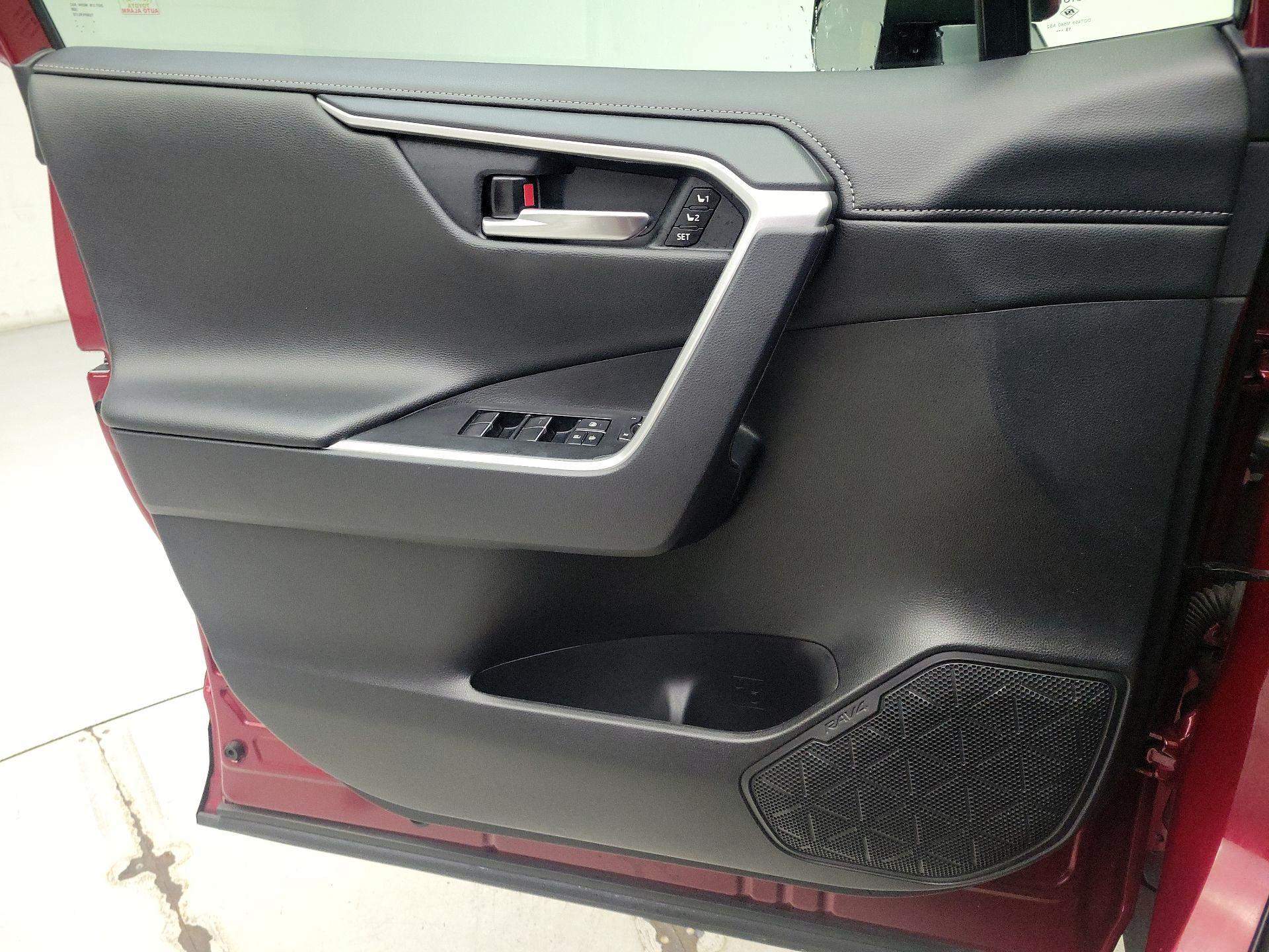 Thumbnail: 2020 Toyota RAV4 - 12