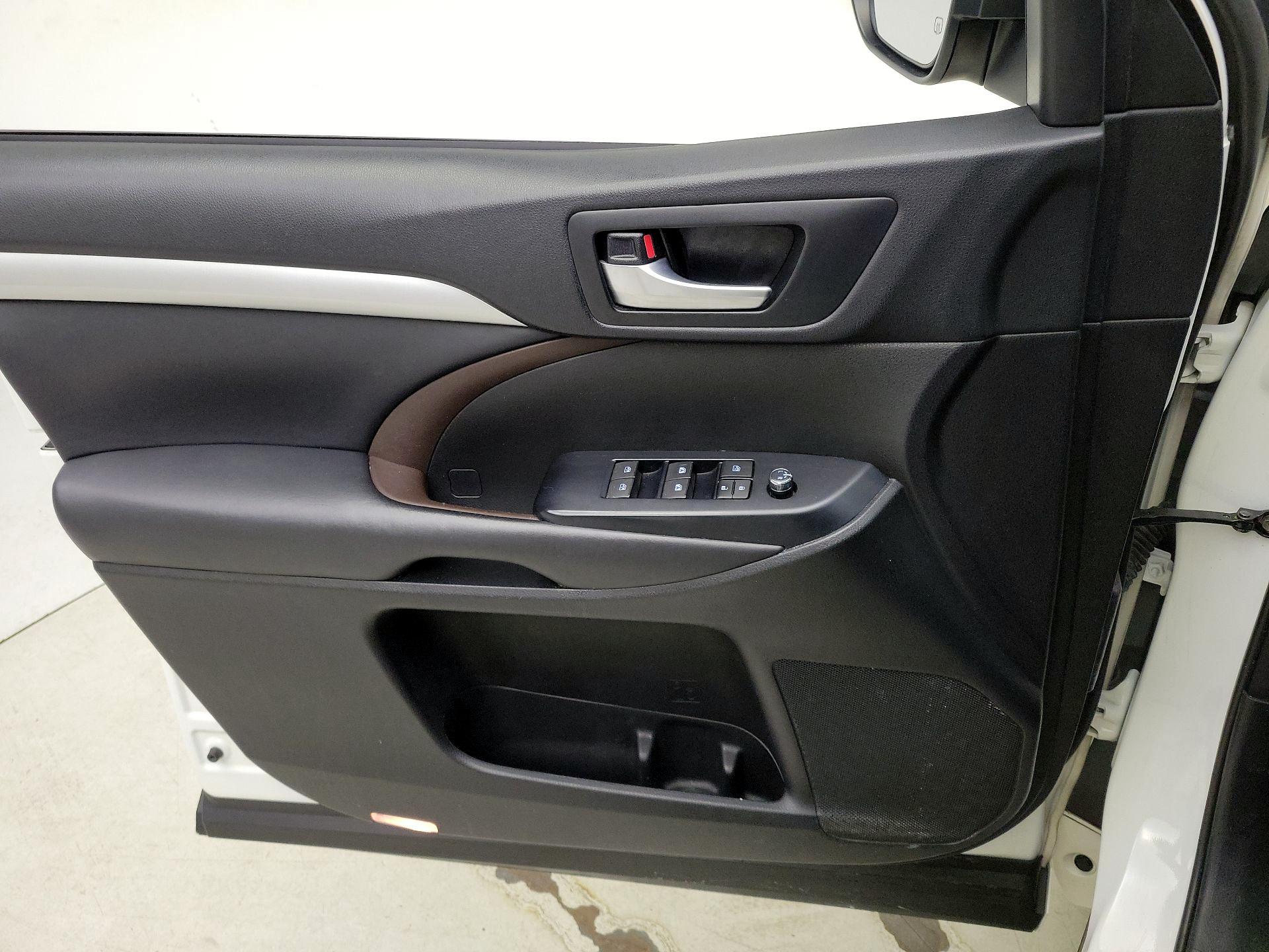 Thumbnail: 2018 Toyota Highlander - 12