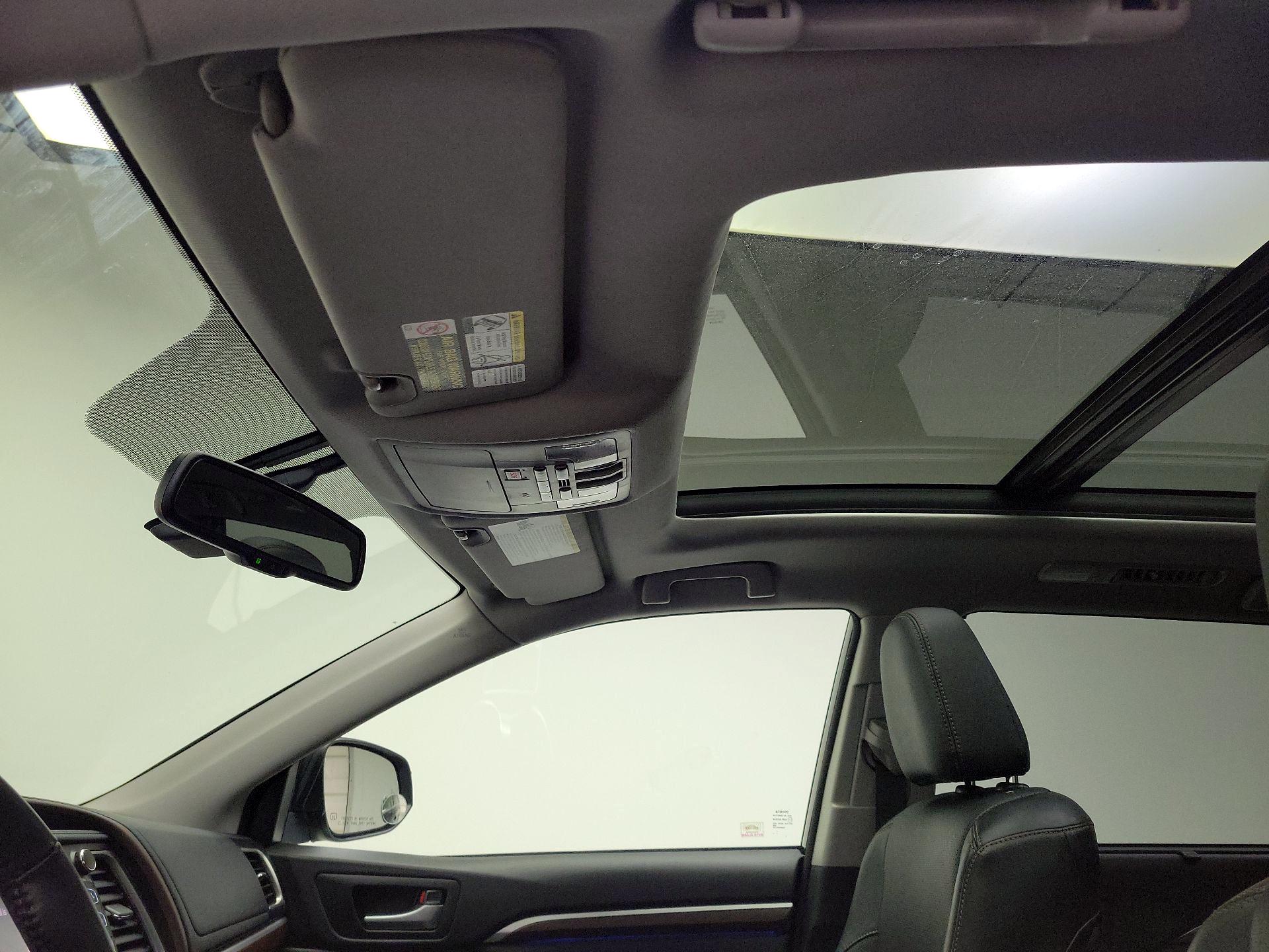 Thumbnail: 2015 Toyota Highlander - 20