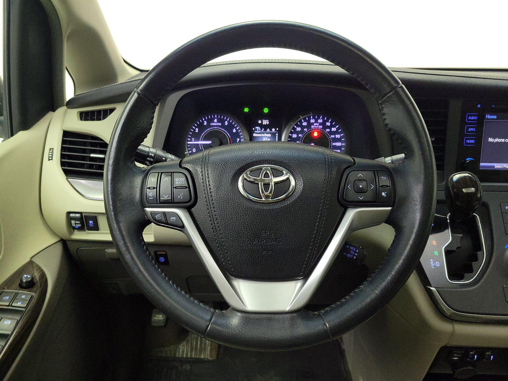 Thumbnail: 2016 Toyota Sienna - 10