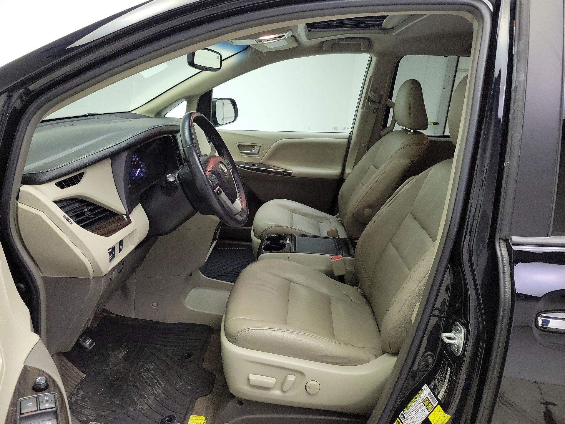 Thumbnail: 2016 Toyota Sienna - 11