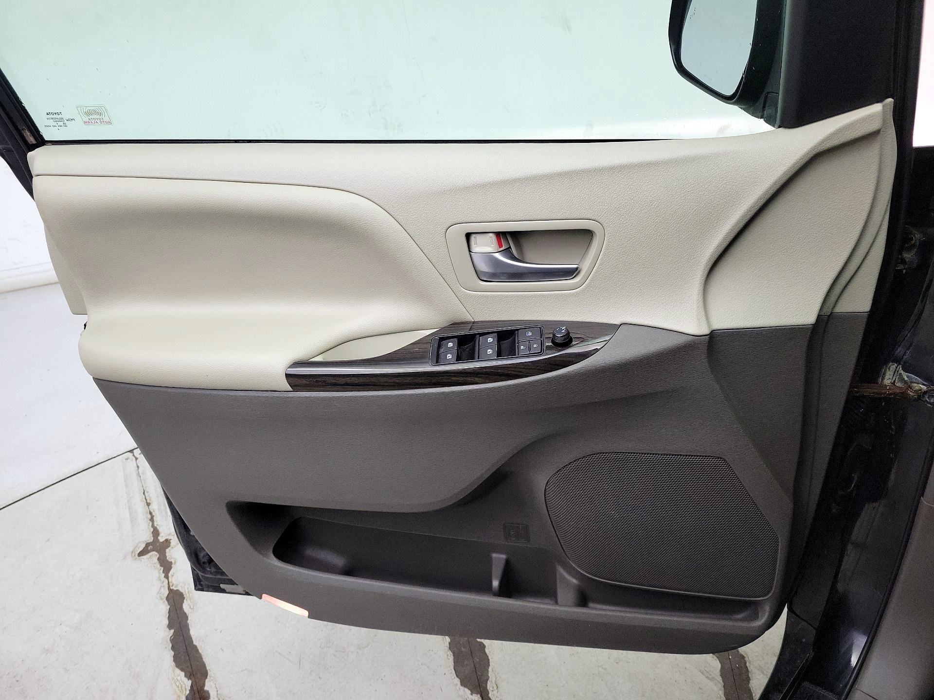 Thumbnail: 2016 Toyota Sienna - 12