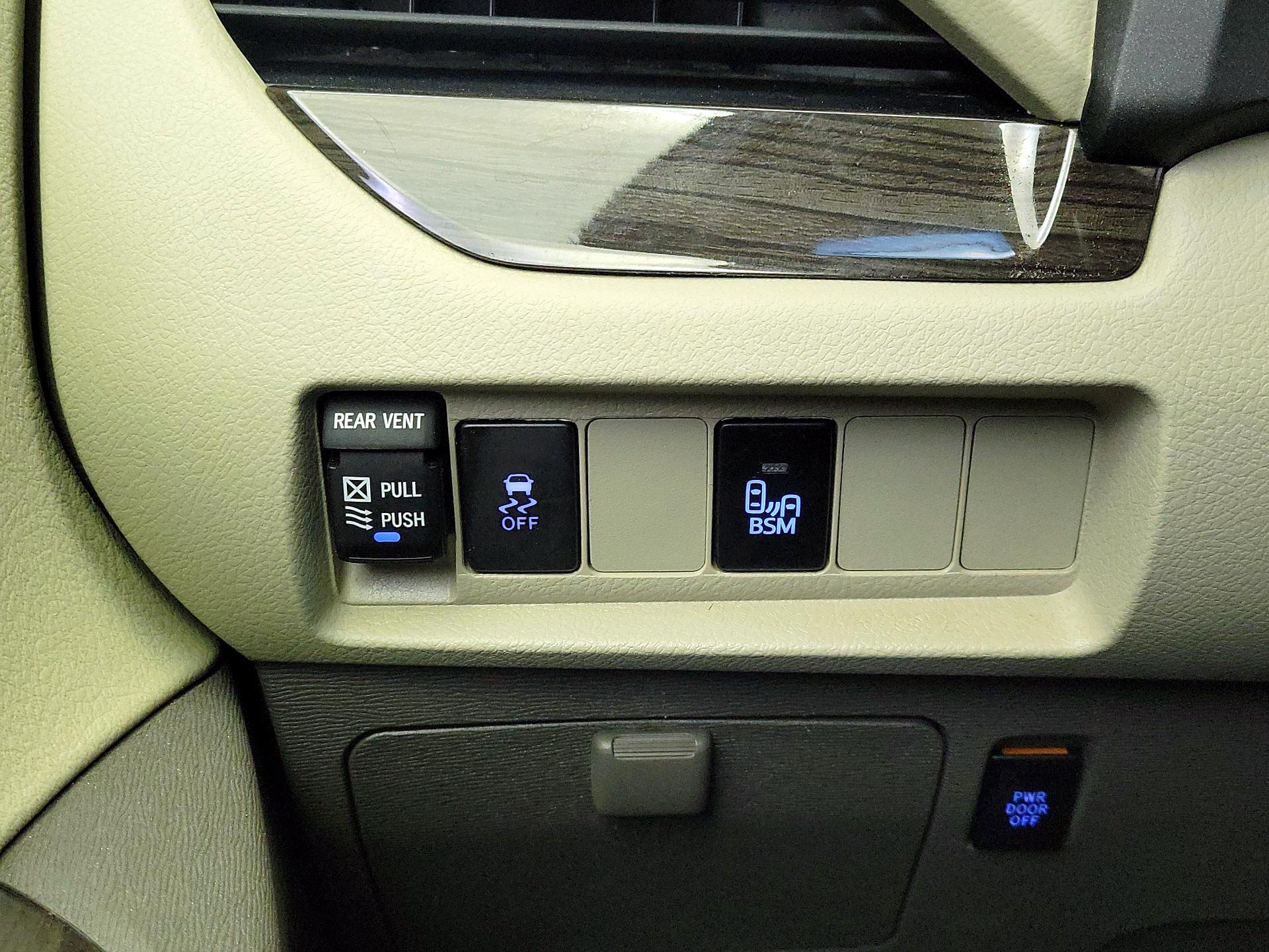 Thumbnail: 2016 Toyota Sienna - 13