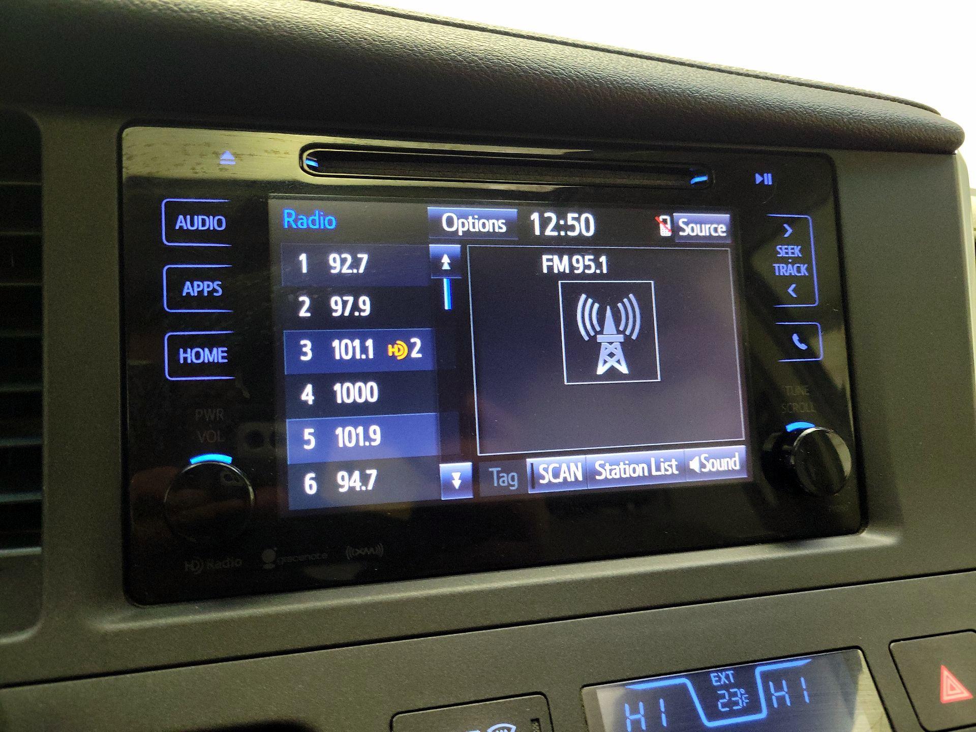 Thumbnail: 2016 Toyota Sienna - 15