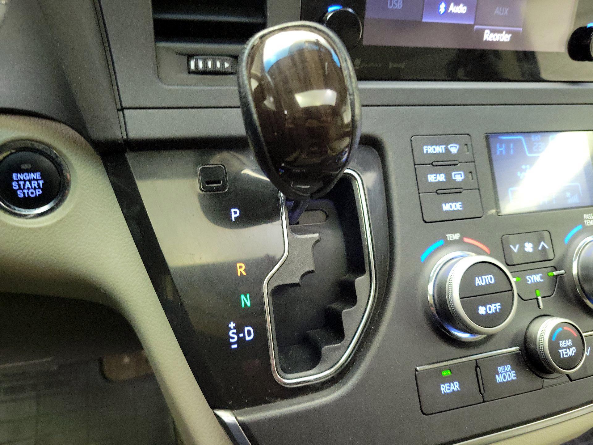 Thumbnail: 2016 Toyota Sienna - 17