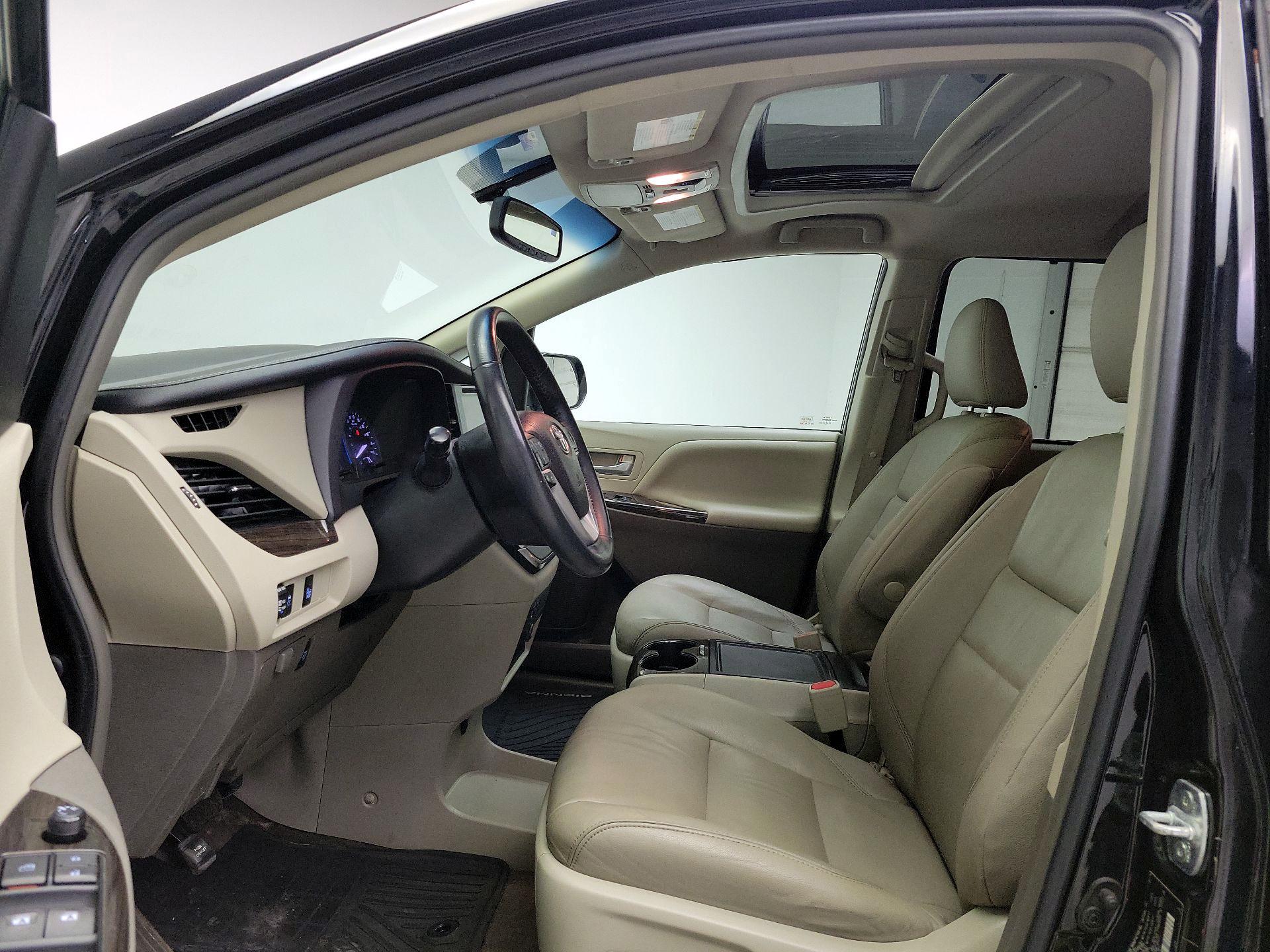 Thumbnail: 2016 Toyota Sienna - 19