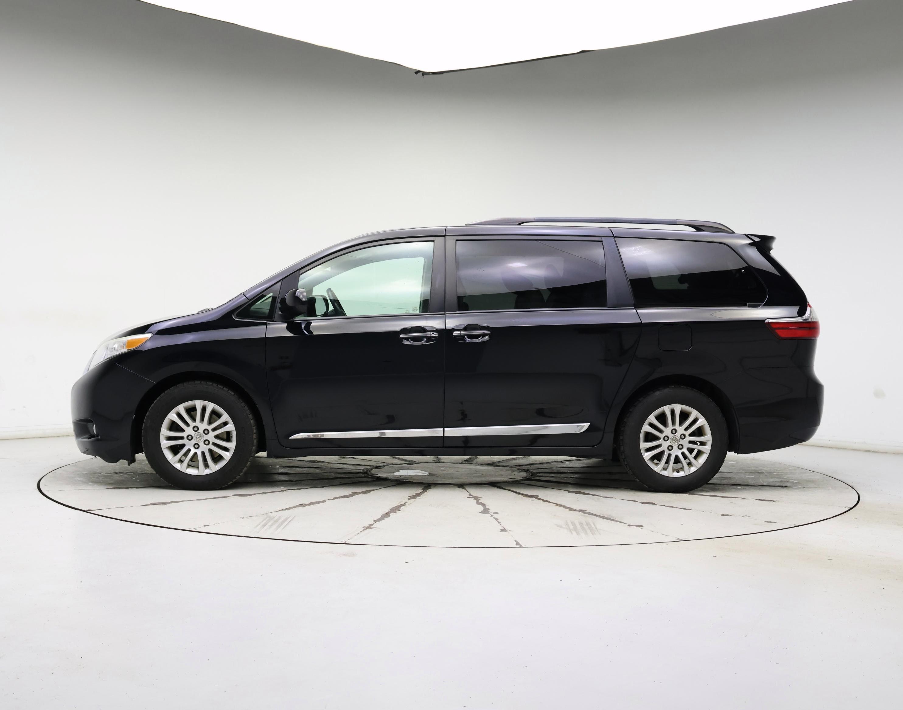 Thumbnail: 2016 Toyota Sienna - 3