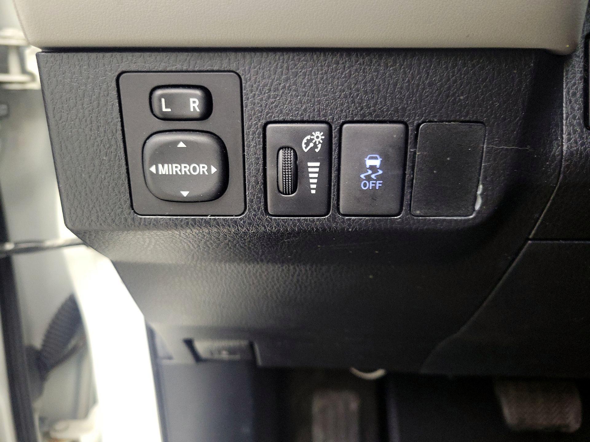 Thumbnail: 2014 Toyota RAV4 - 13