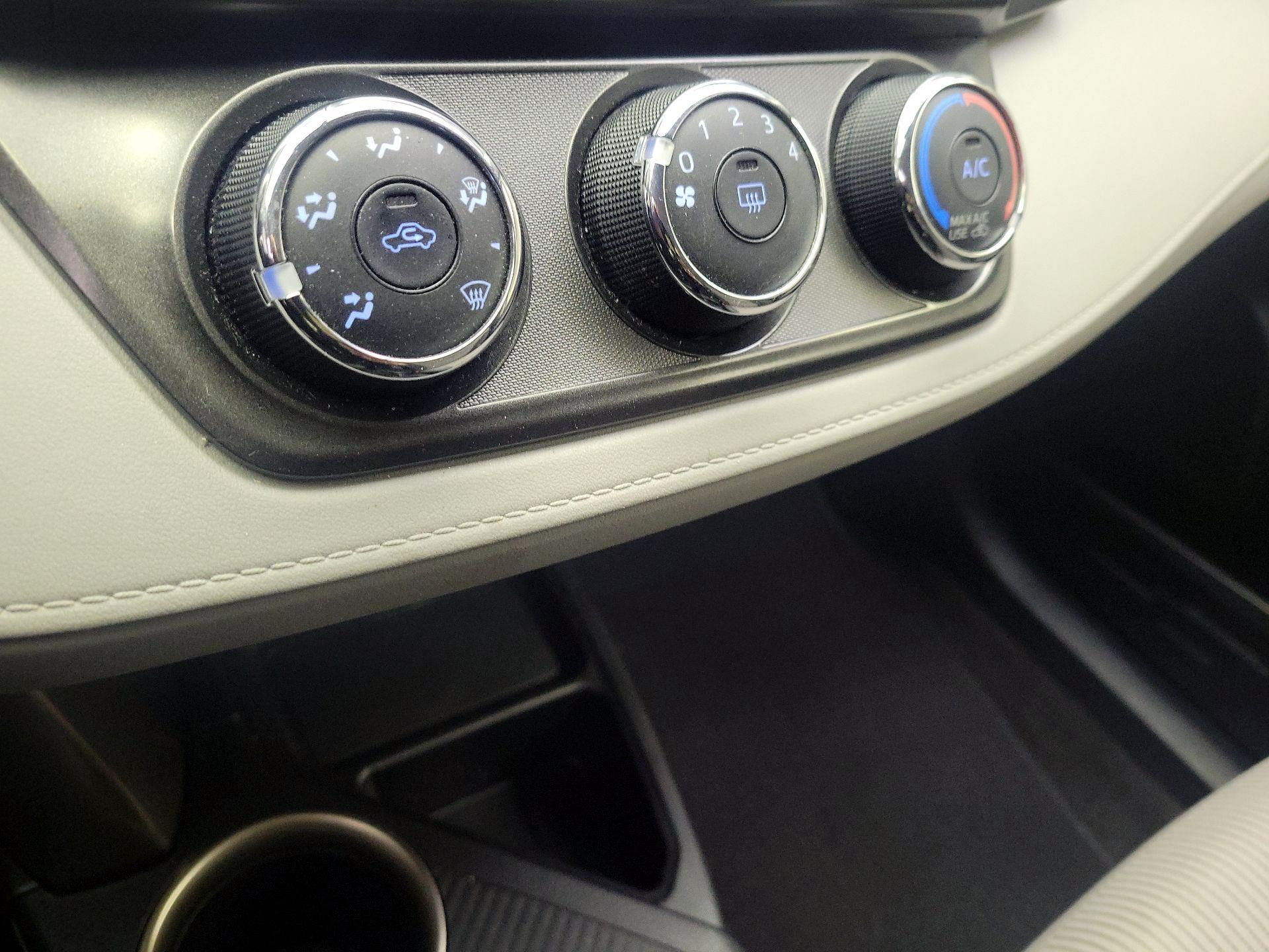 Thumbnail: 2014 Toyota RAV4 - 16