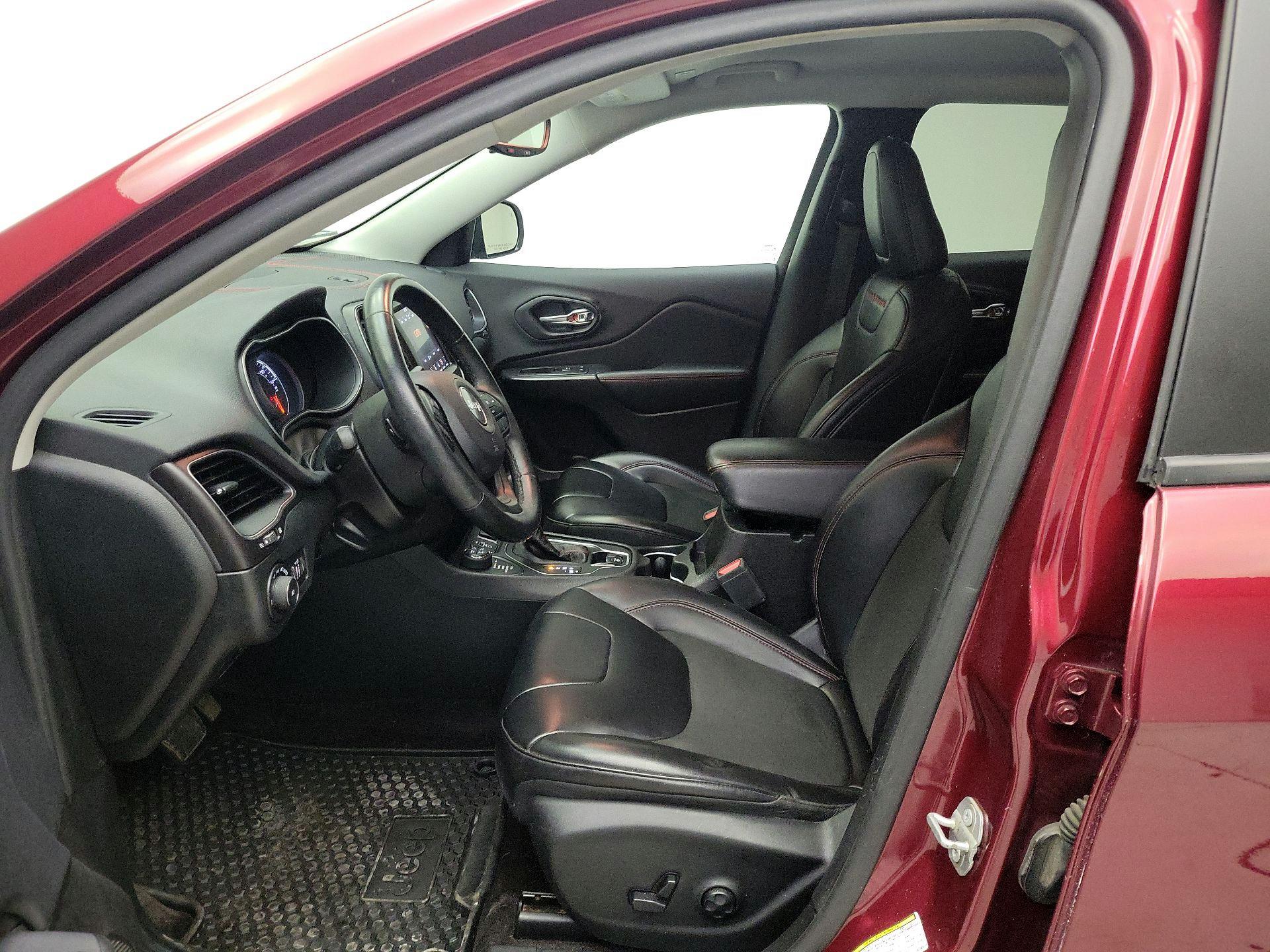 Thumbnail: 2019 Jeep Cherokee - 11