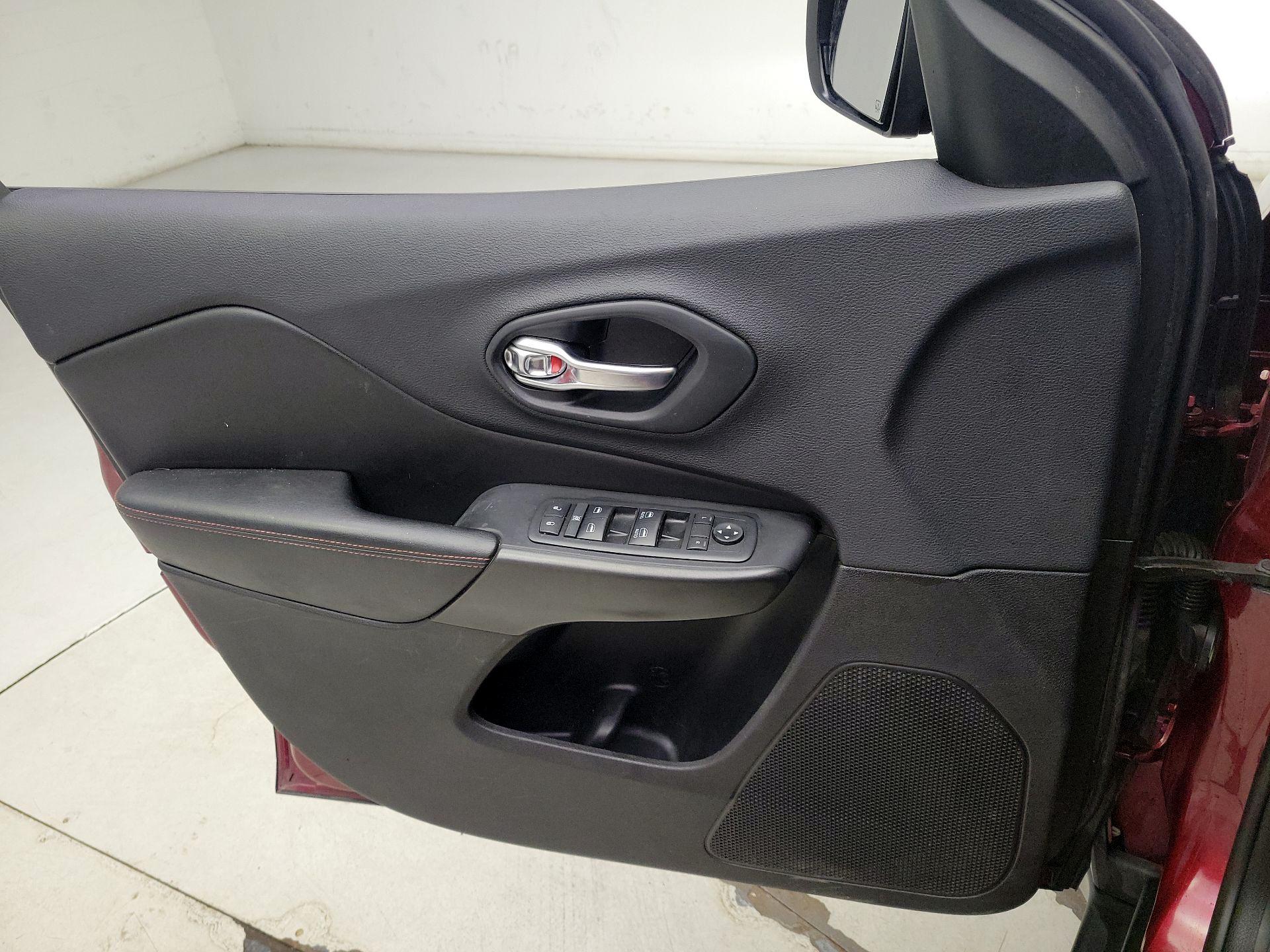 Thumbnail: 2019 Jeep Cherokee - 12