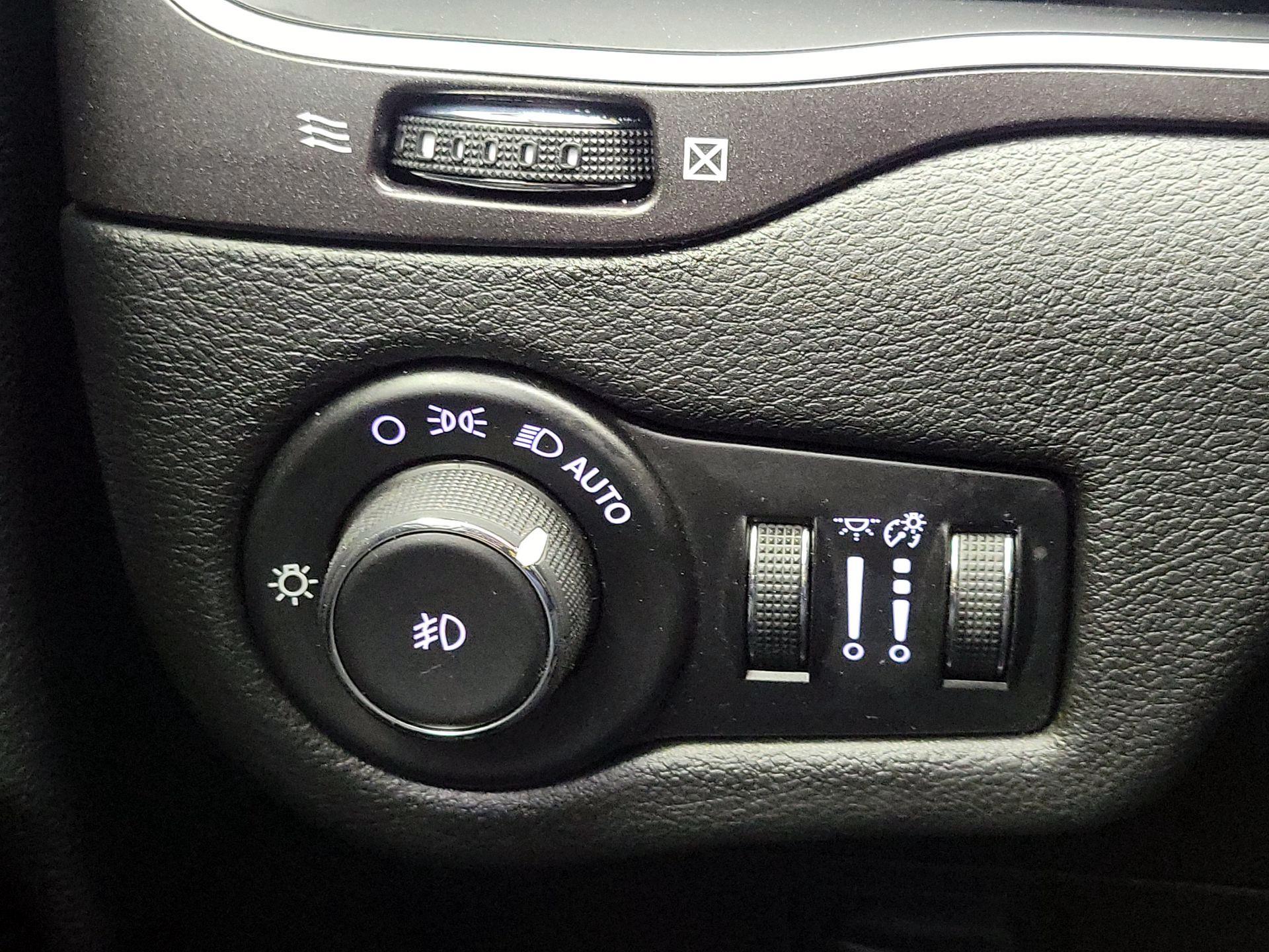 Thumbnail: 2019 Jeep Cherokee - 13